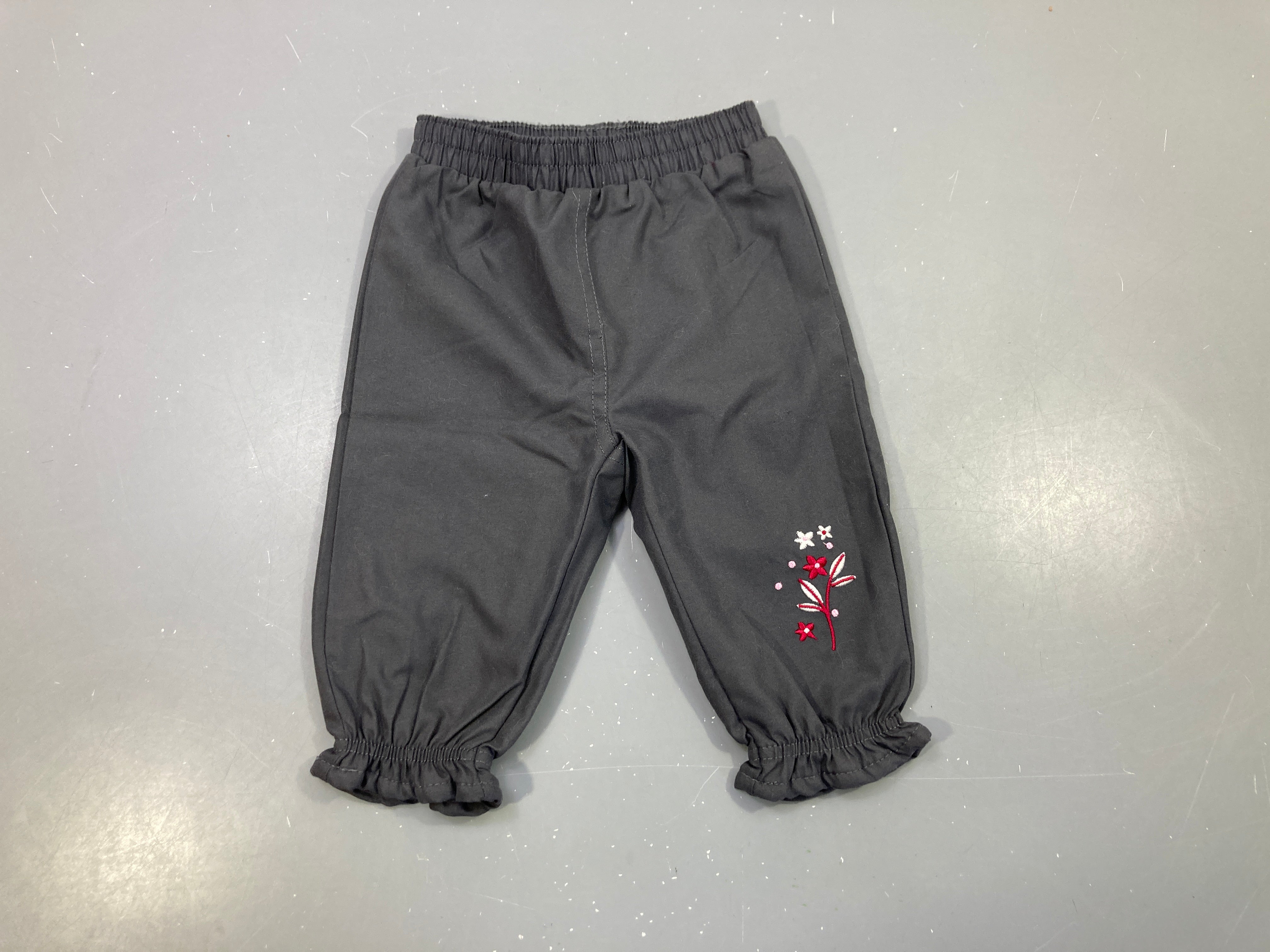 Pantalon gris taille et chevilles élastiques, broderies fleurs