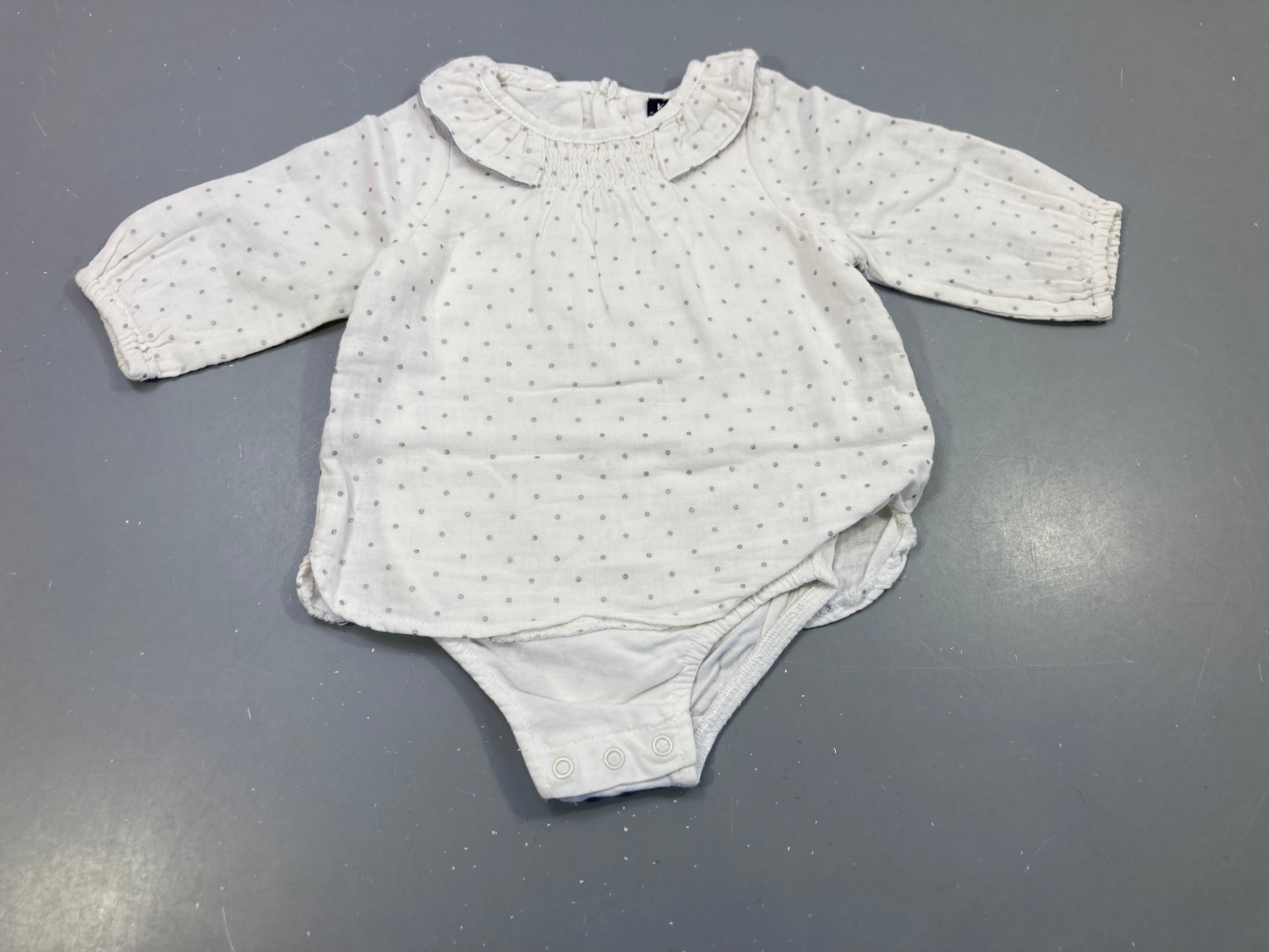 Blouse ml  blanche à pois argentés, petit col, body intégré