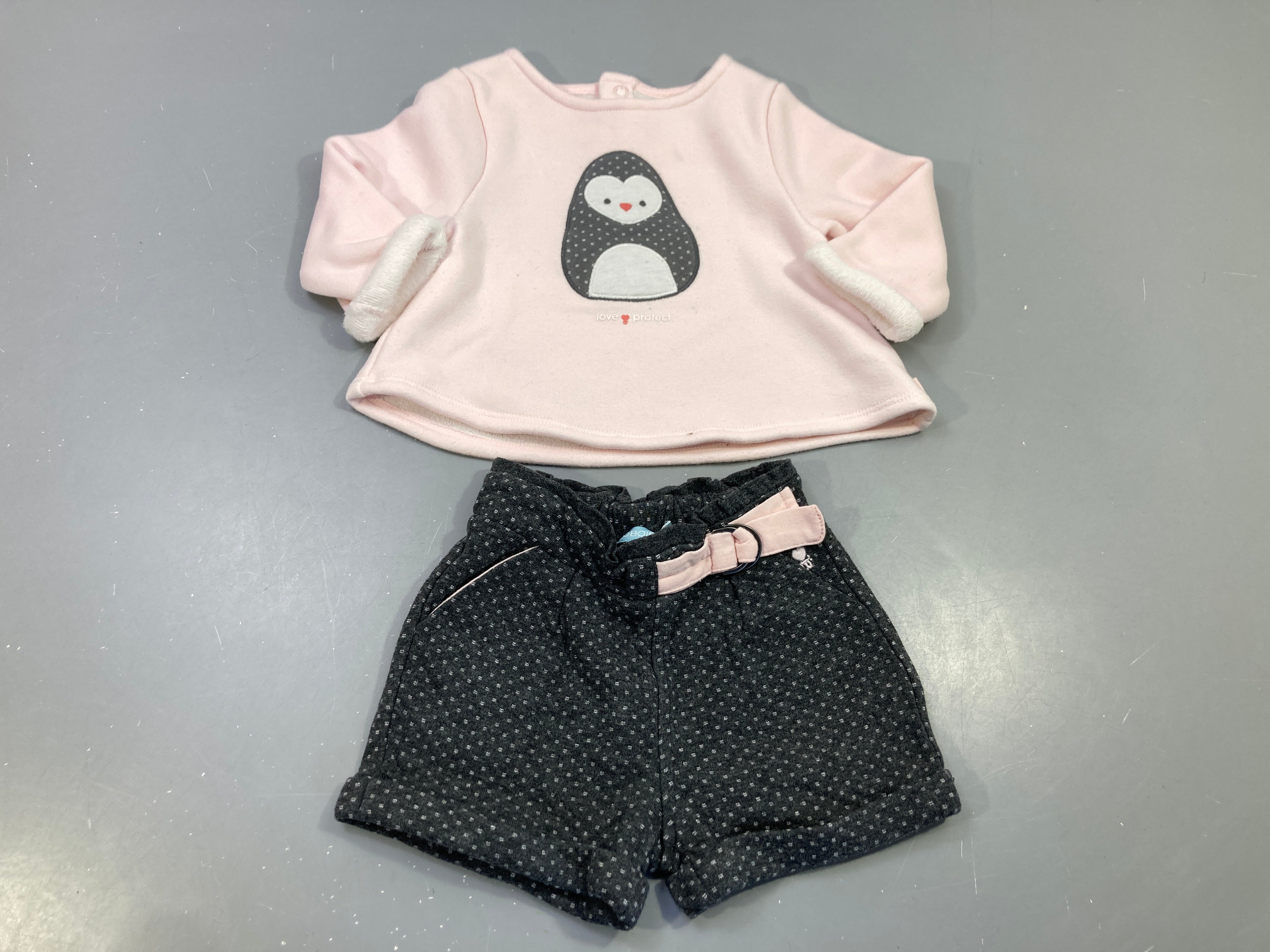 Ensemble sweat rose clair, pingouin légèrement bouloché + short à revers gris  à motifs blancs , attache rose