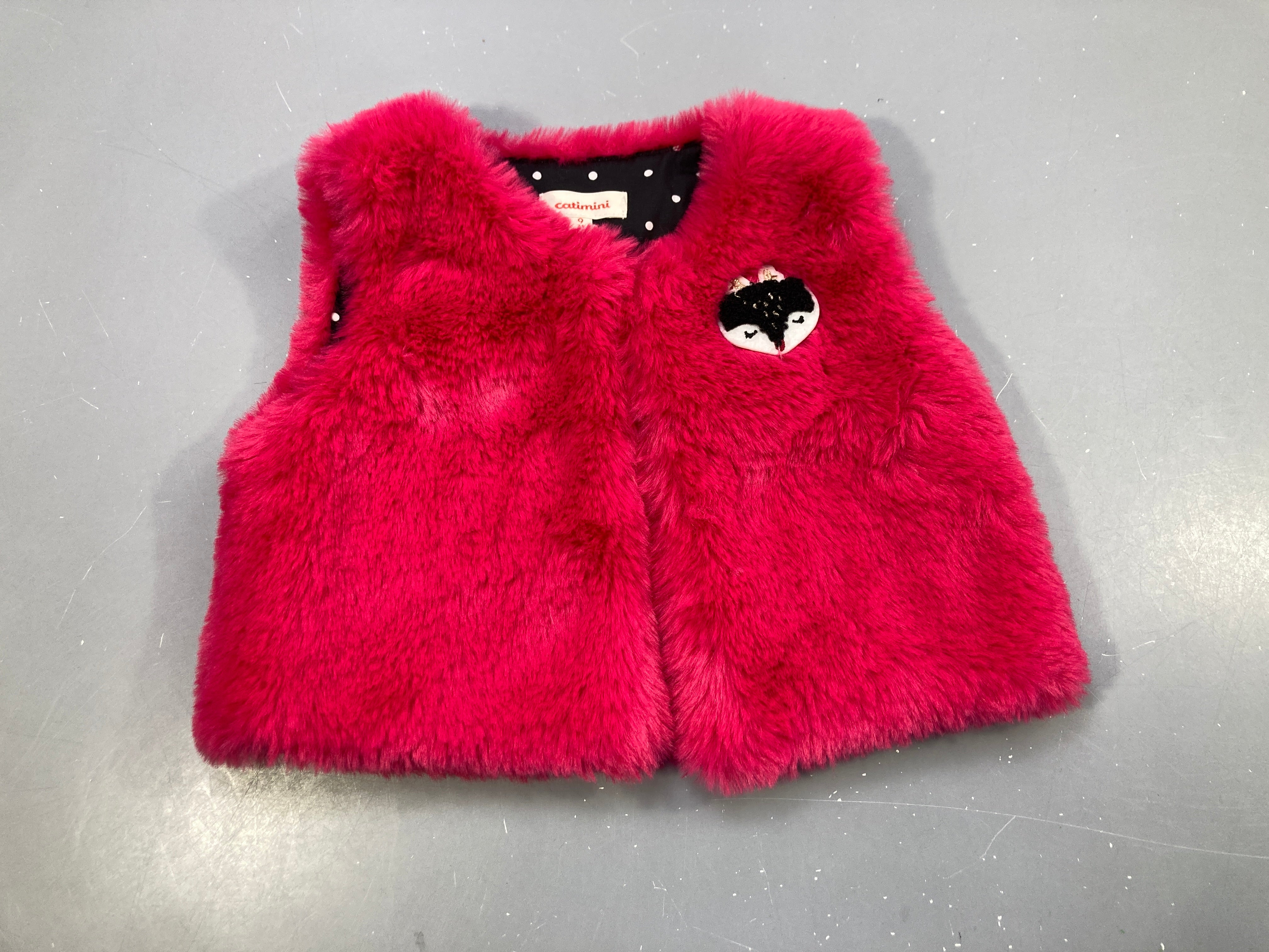 Gilet berger en peluche rose fuchsia motif tête d'animal noir et blanc sur la poitrine