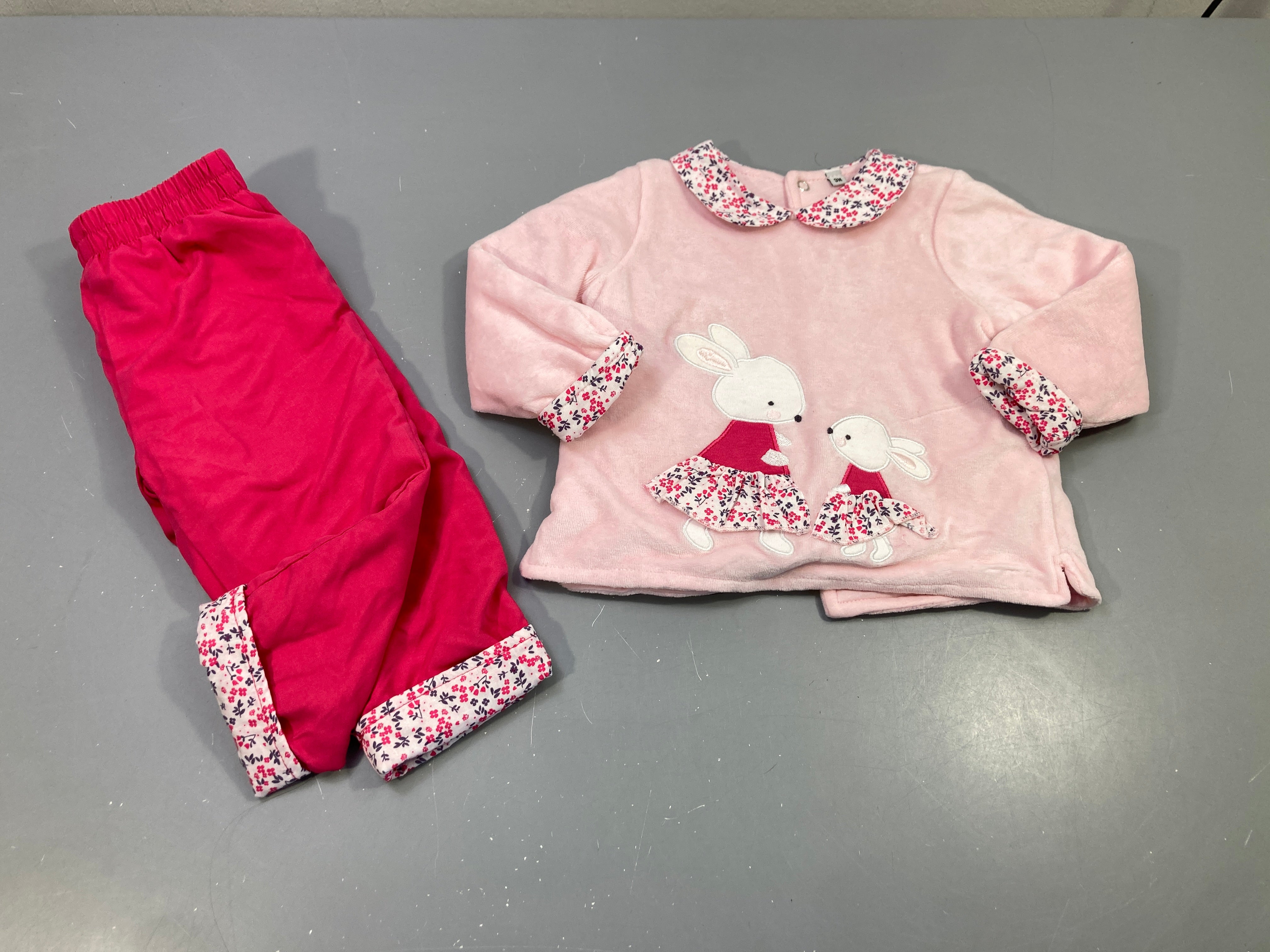 Ensemble dessus en velours roses clair col blanc fleuri, maman et sa petite lapine + pantalon molleton roses fuchsia