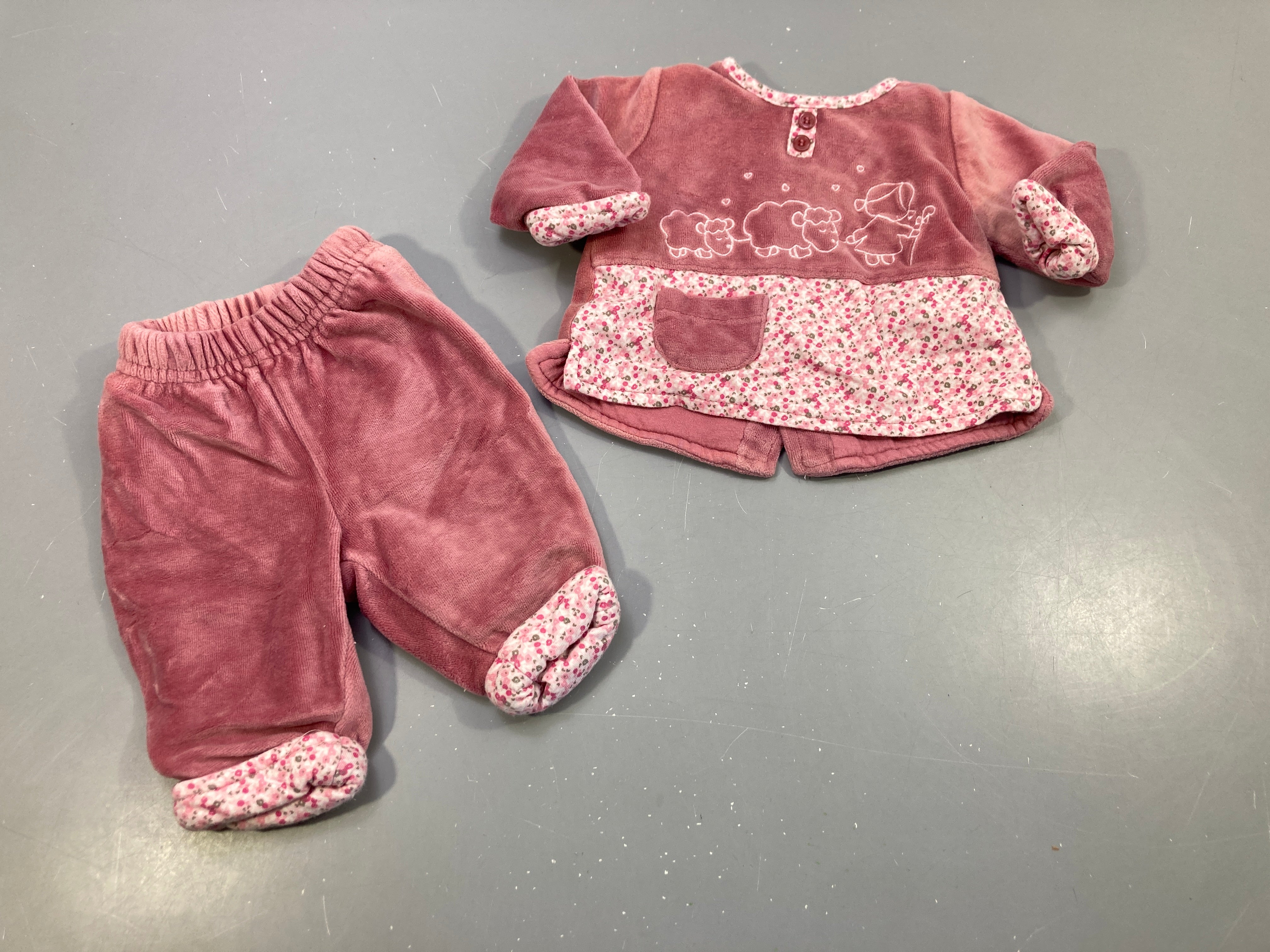 Ensemble dessus en  velours vieux rose, dessous fleuri  bergère et moutons + pantalon assorti