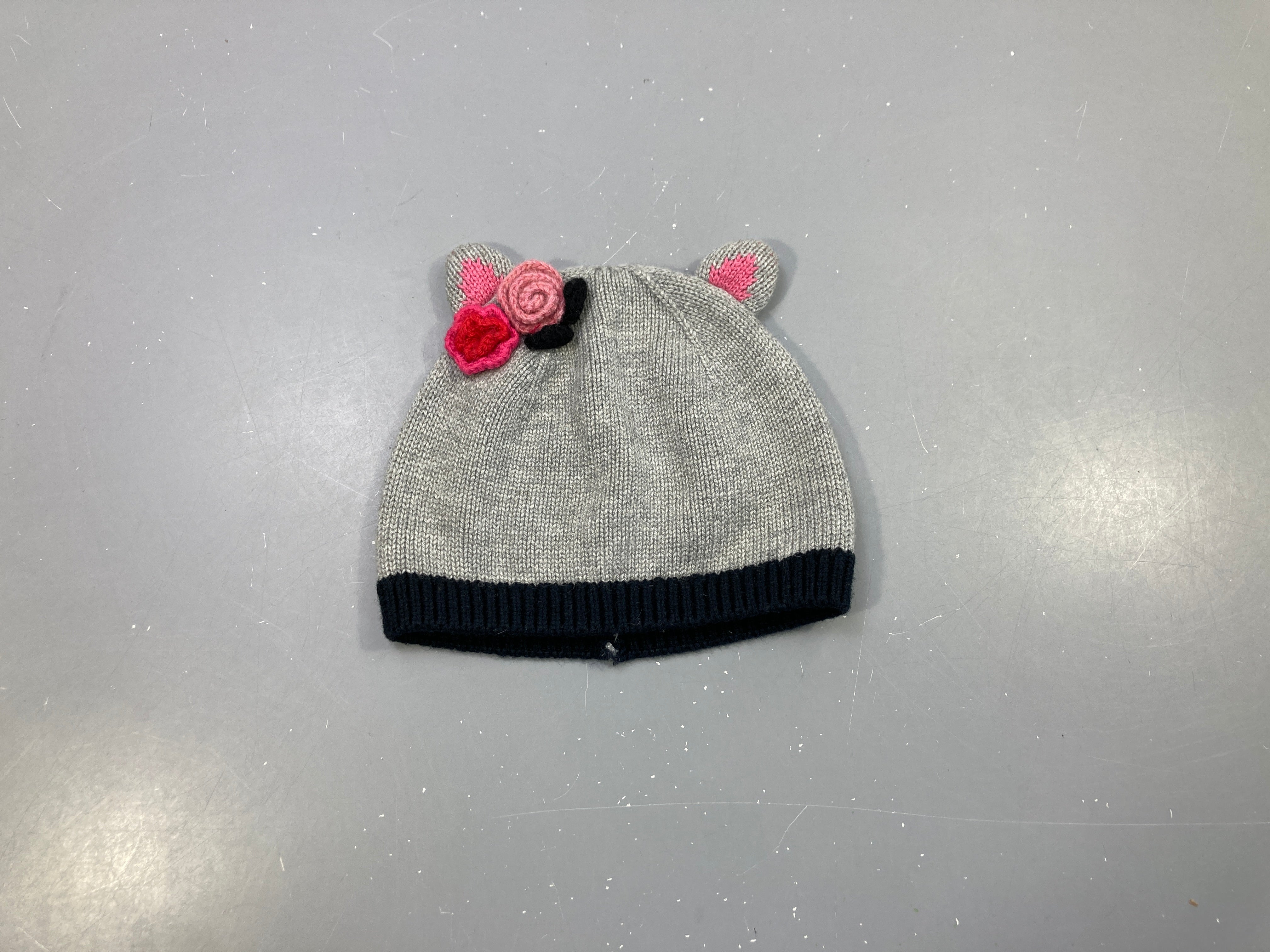 Bonnet gris chiné, oreilles de chat , petites fleurs roses 6-9m (44cm)