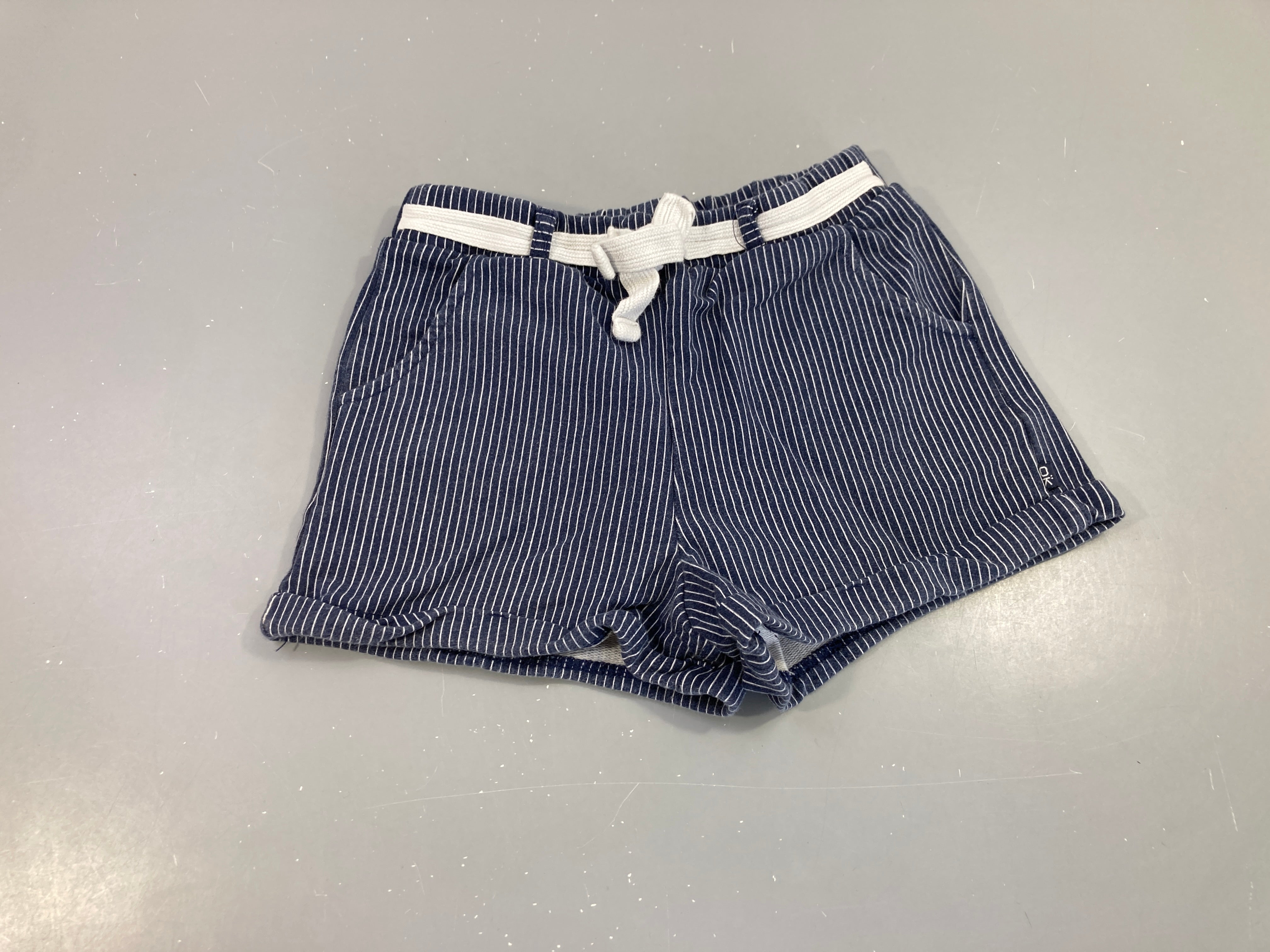 Short bleu rayé blanc, un peu bouloché