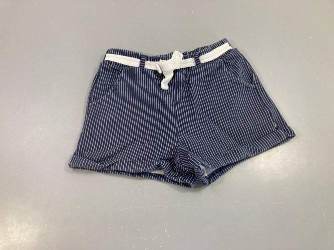 Short bleu rayé blanc, un peu bouloché, moins cher chez Petit Kiwi