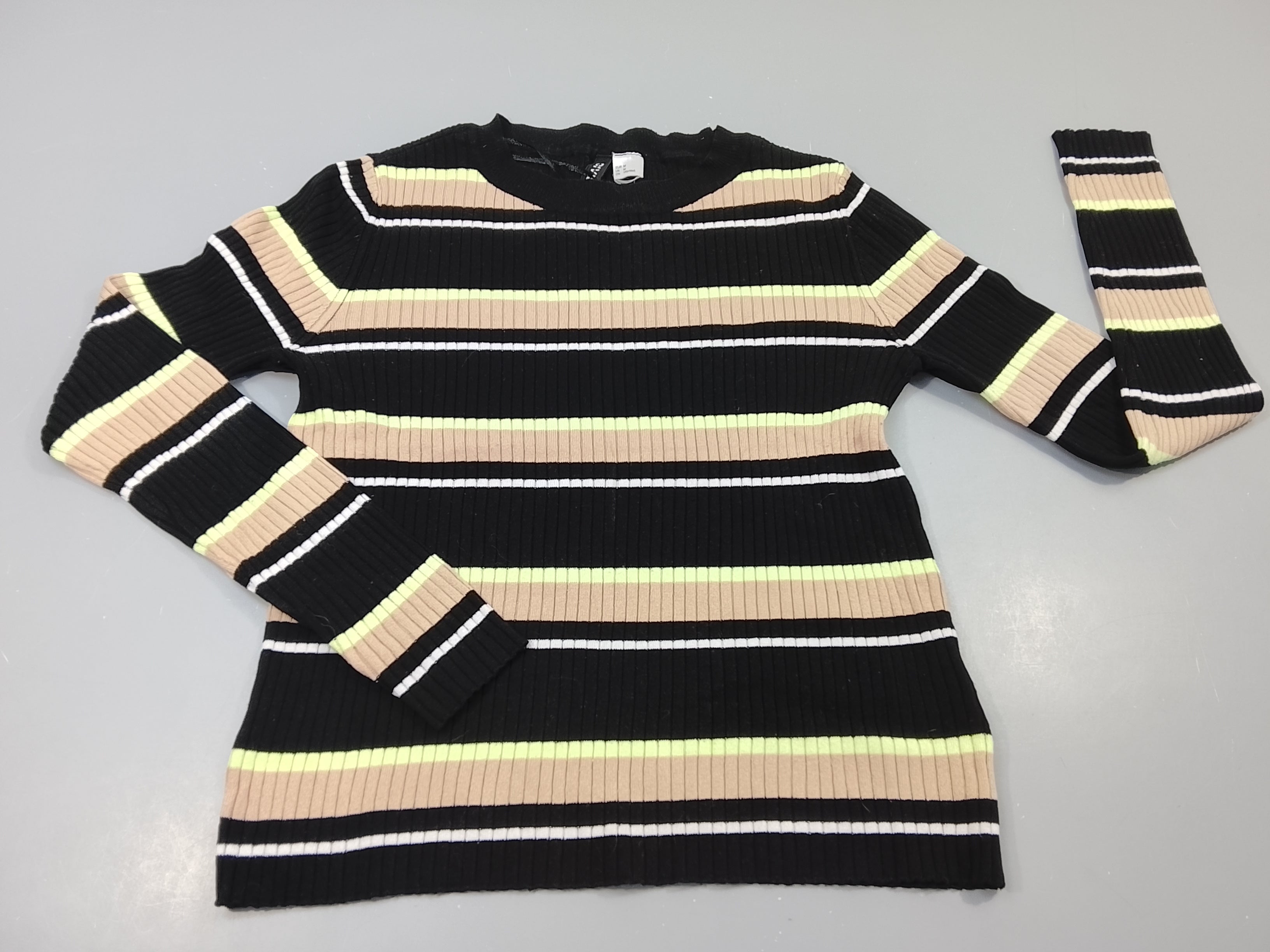 Pull côtelé noir, beige, vert et blanc