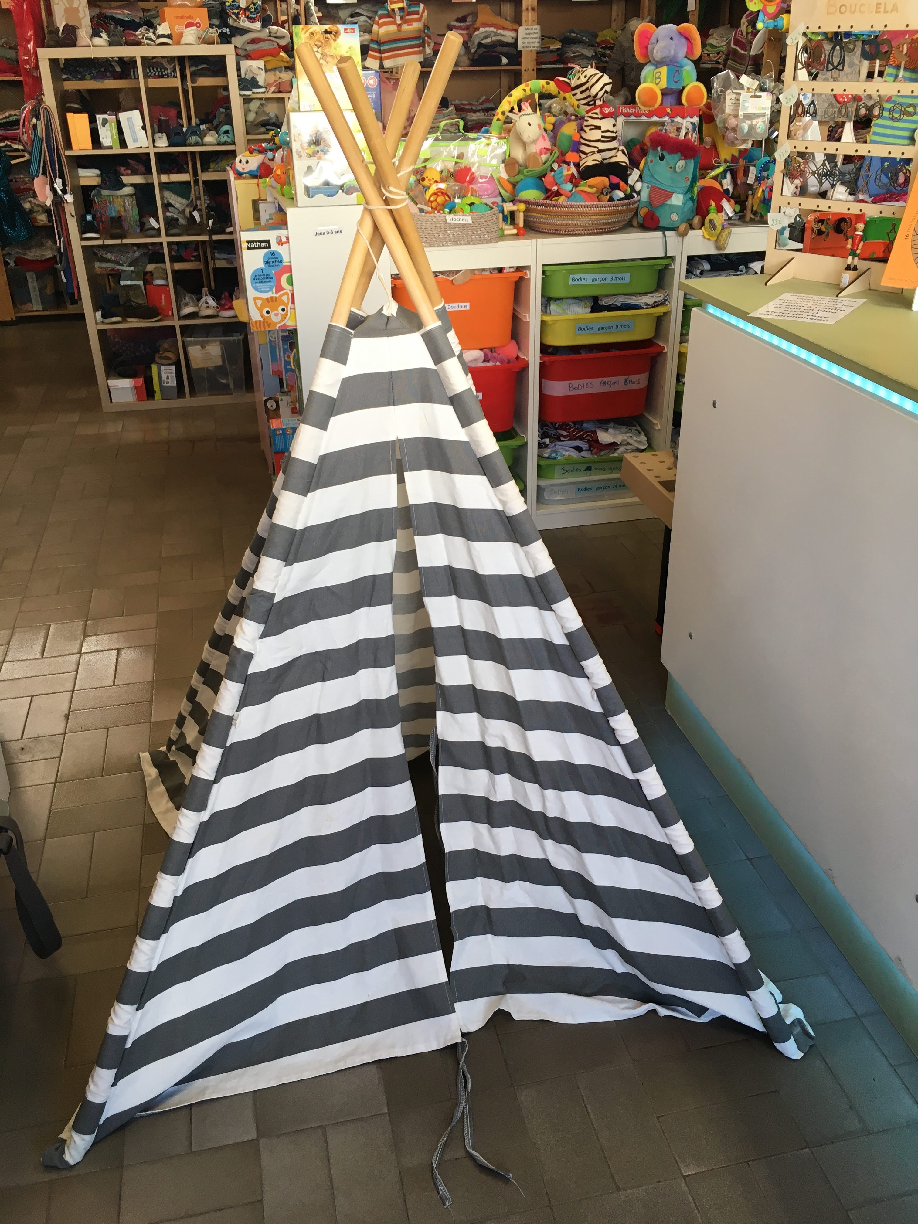 Tente Tipi blanche rayé gris-quelques petites tache à relaver
