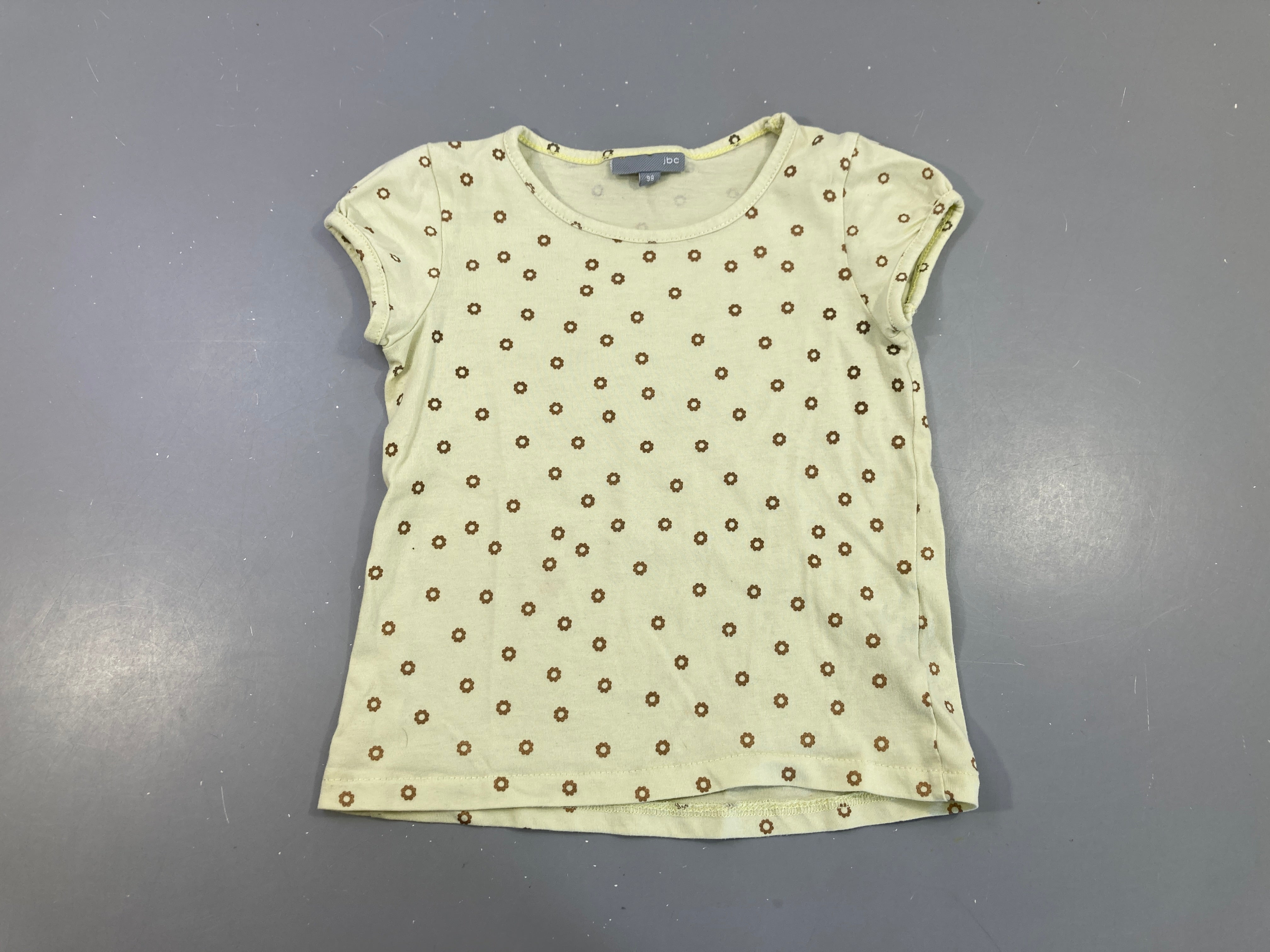 T-shirt m.c jaune pâle fleurs, légèrement bouloché
