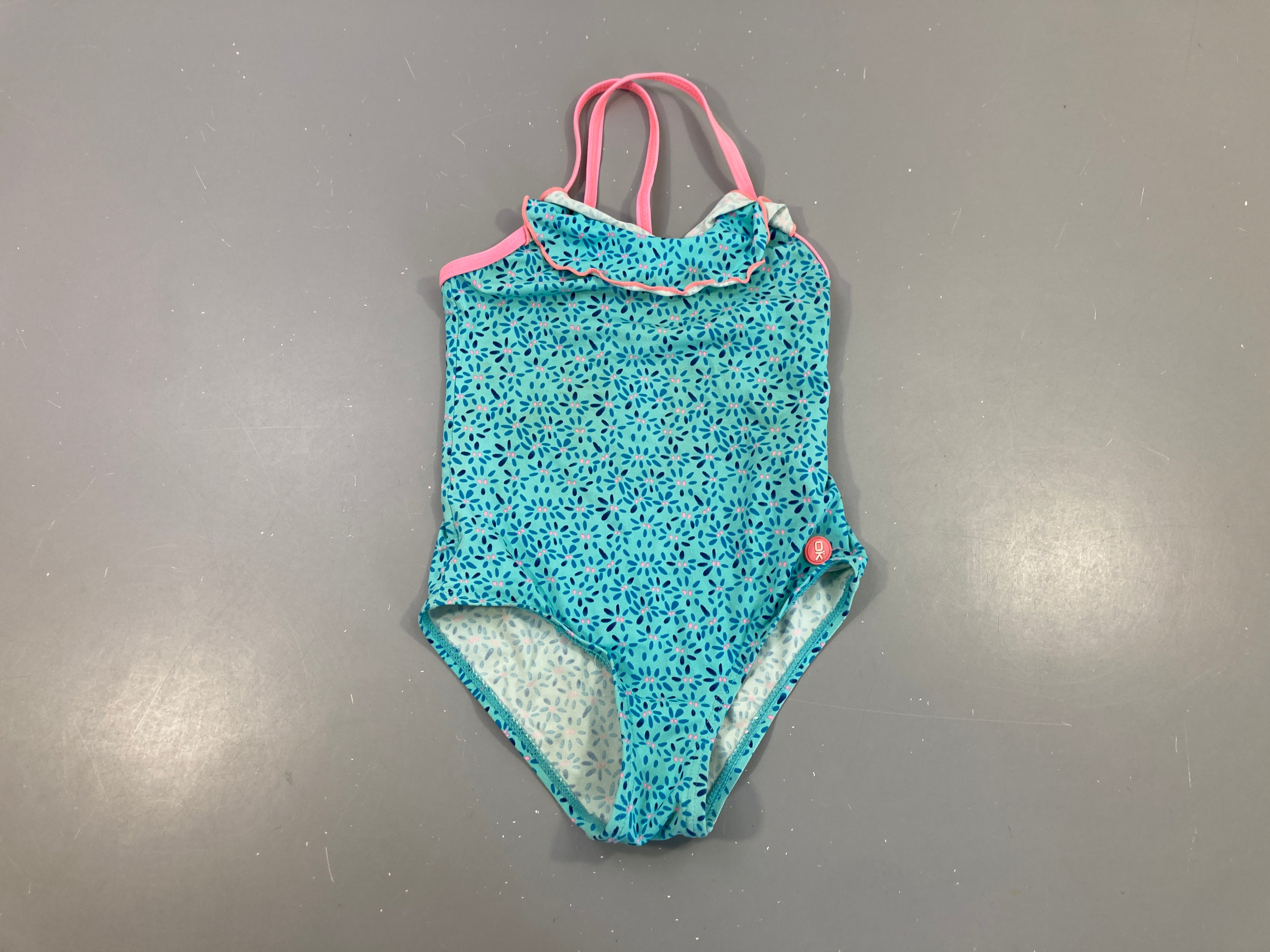 Maillot bleu fleurs, un peu bouloché