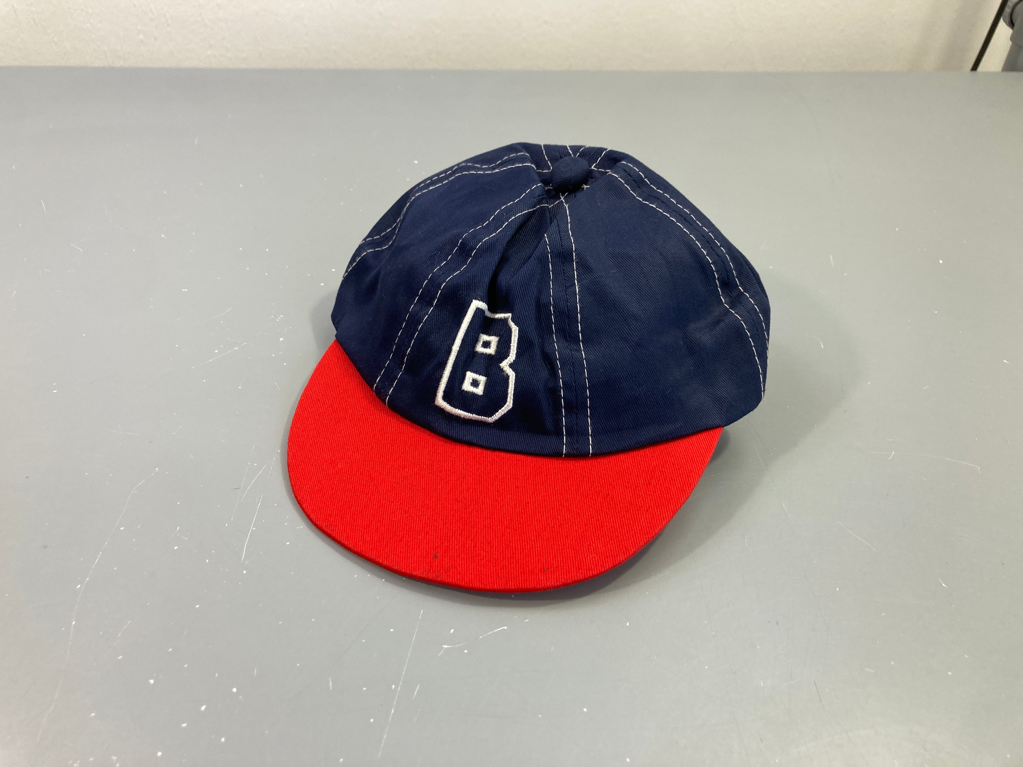 Casquette bleu foncé/rouge B
