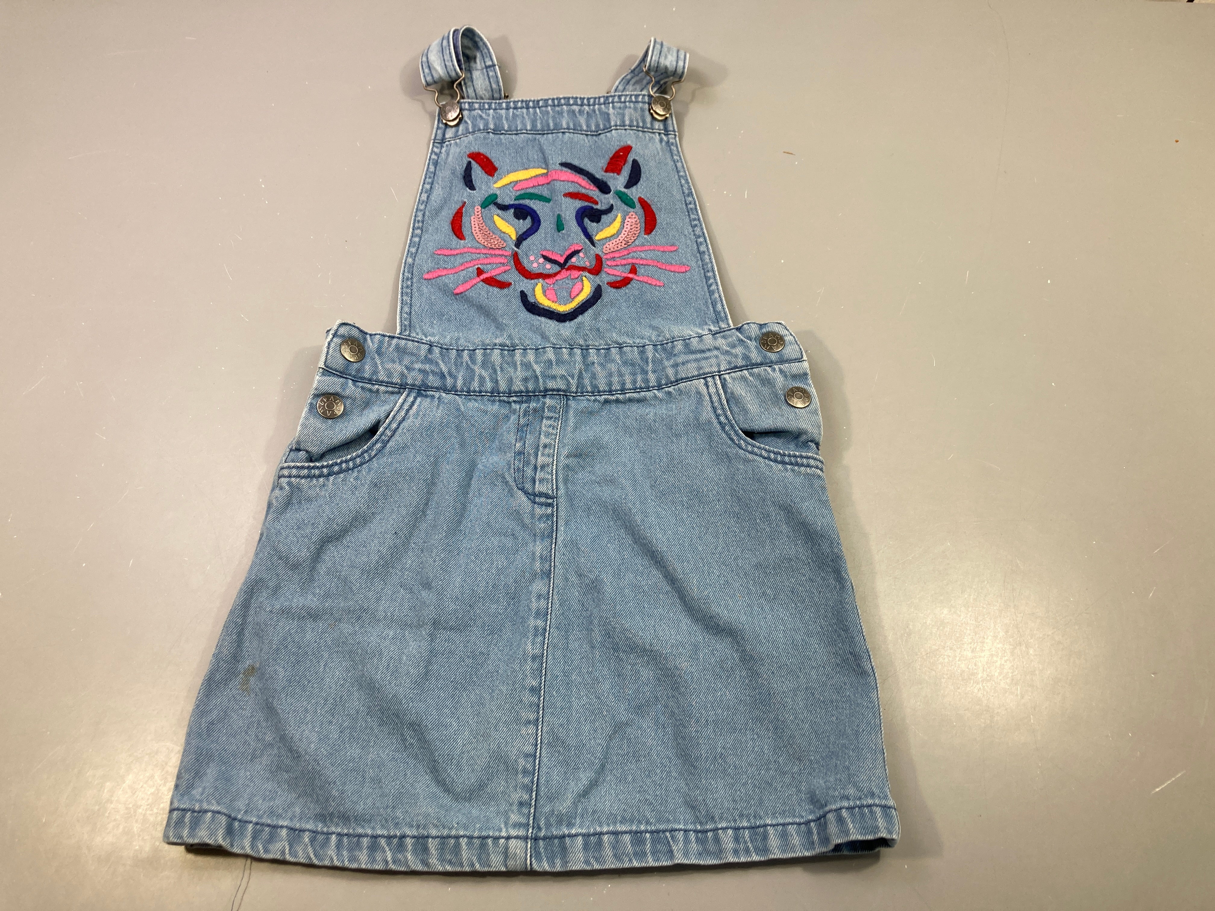 Robe salopette denim, tête de félin coloré