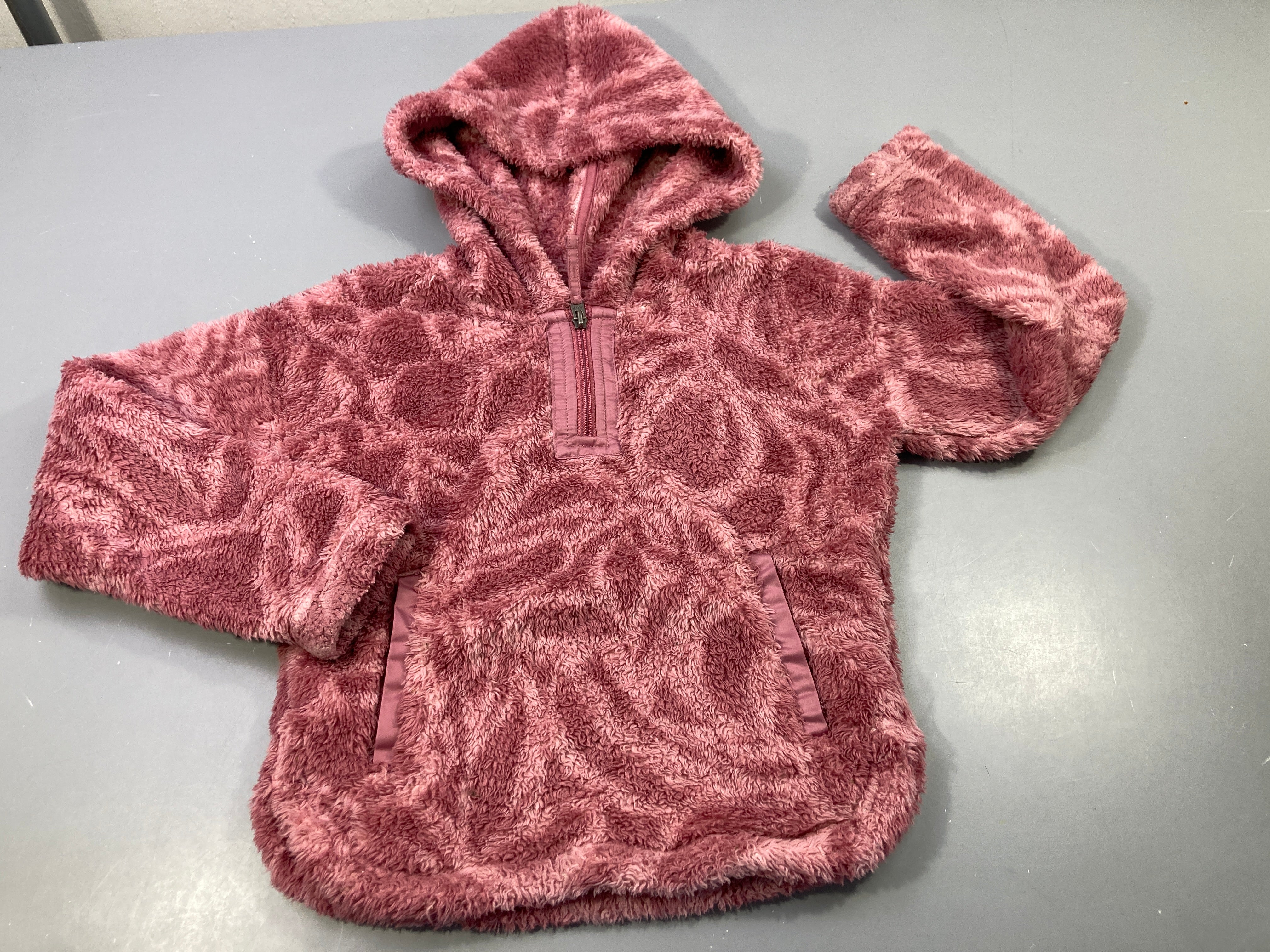 Pull à capuche peluche rose , petit zip