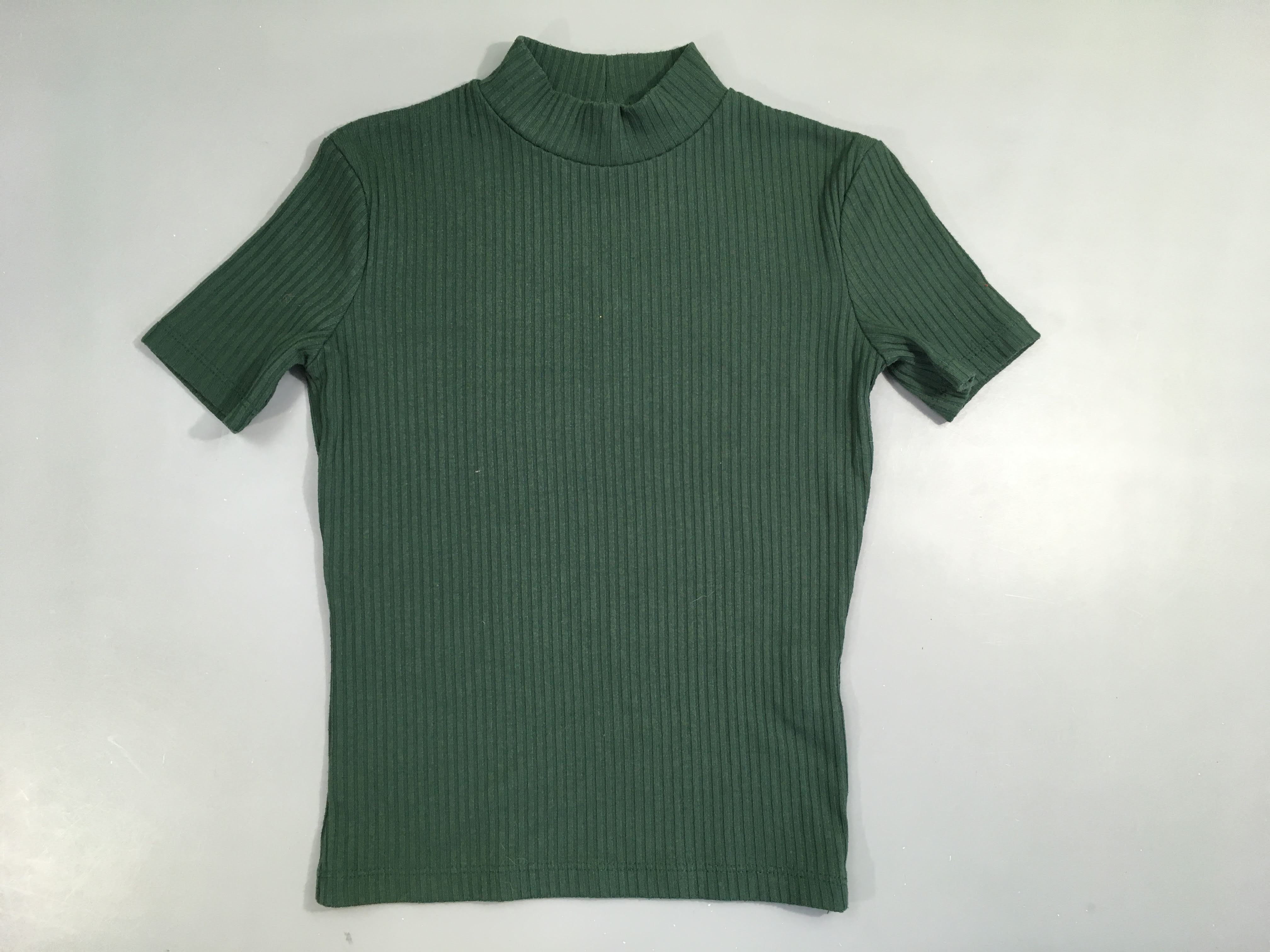 T-shirt m.c côtelé vert foncé, légèrement bouloché