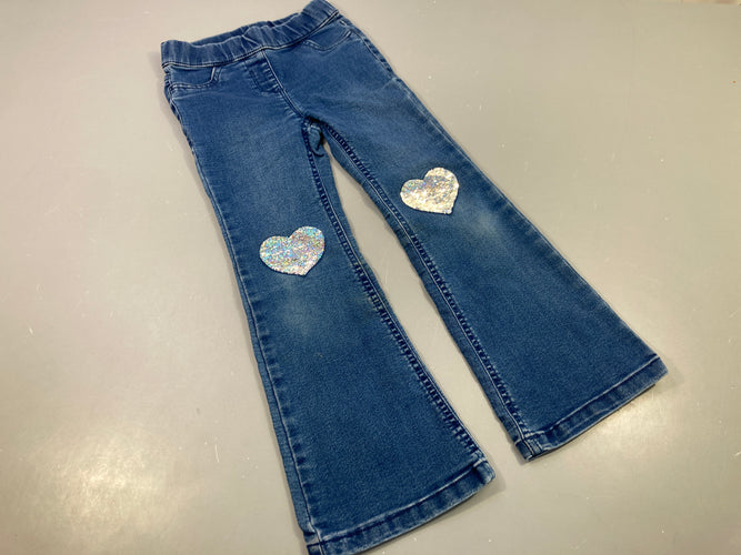 Pantalon denim évasé sur le dessous, coeurs en sequins aux genoux, moins cher chez Petit Kiwi