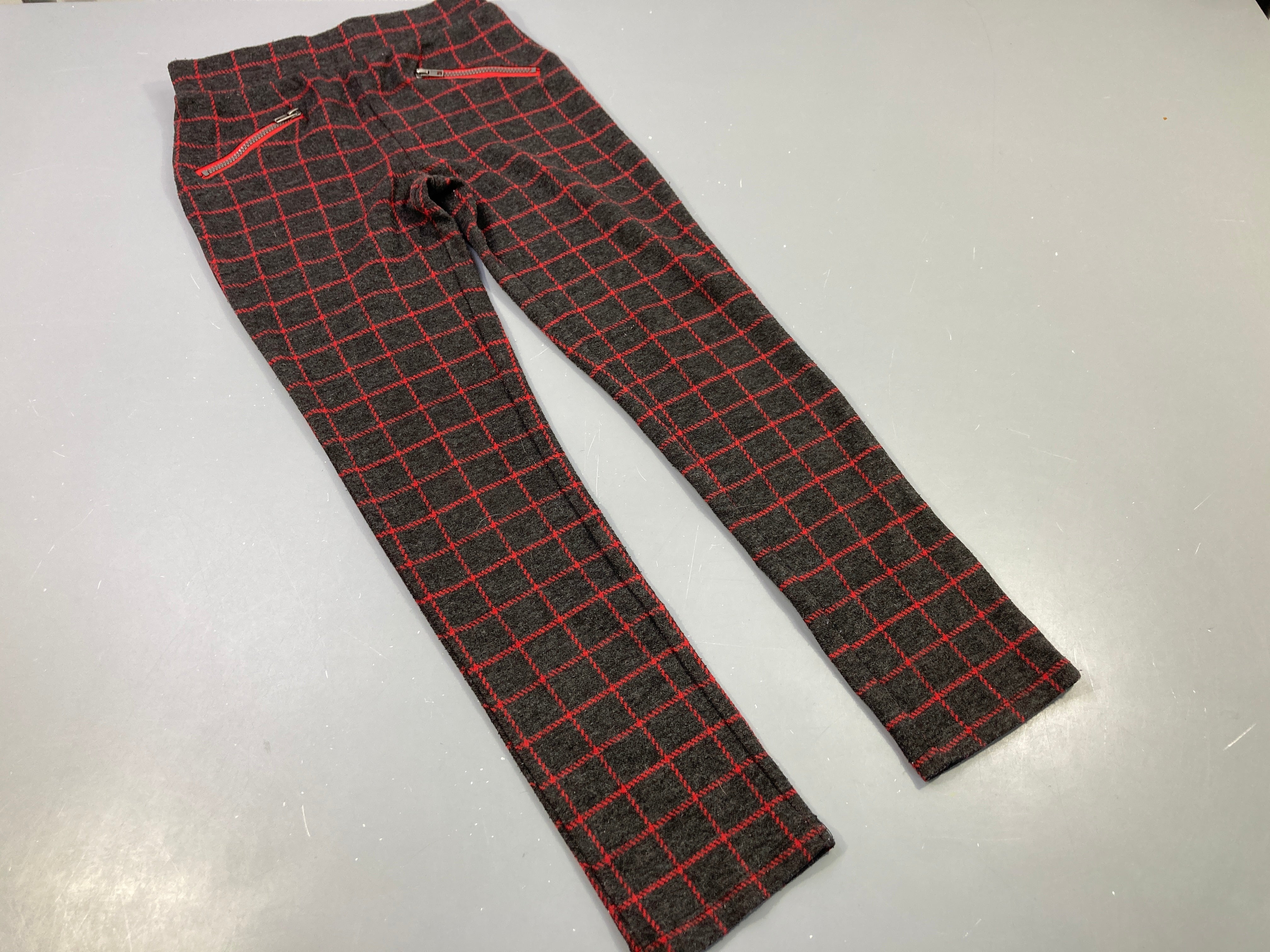 Pantalon molleton gris à carreaux rouges , un peu bouloché