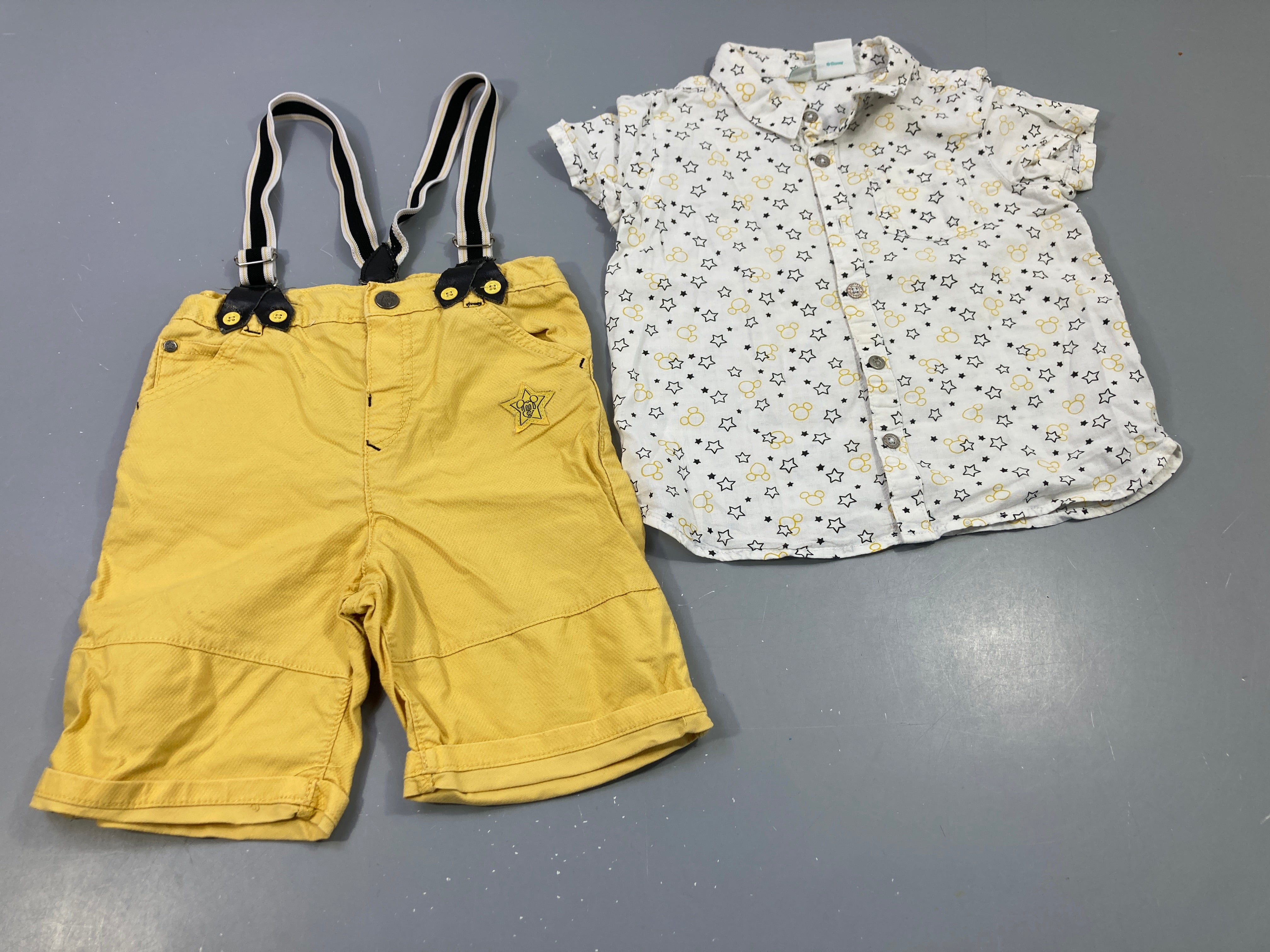 Ensemble Chemise m.c blanche étoiles et têtes de Mickey bleu marine, jaune + bermuda jaune texturé à bretelles