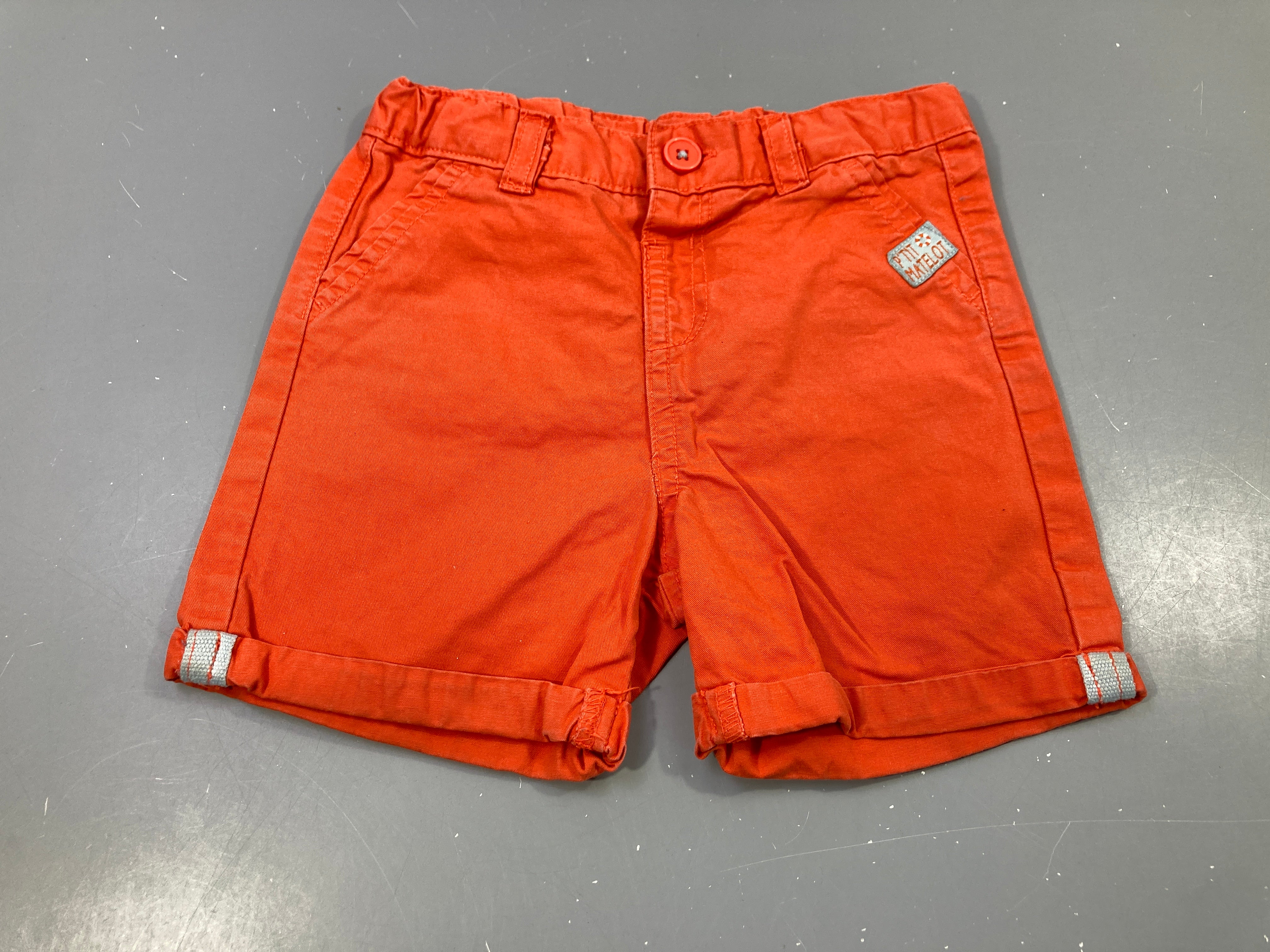 Short denim orange à revers 