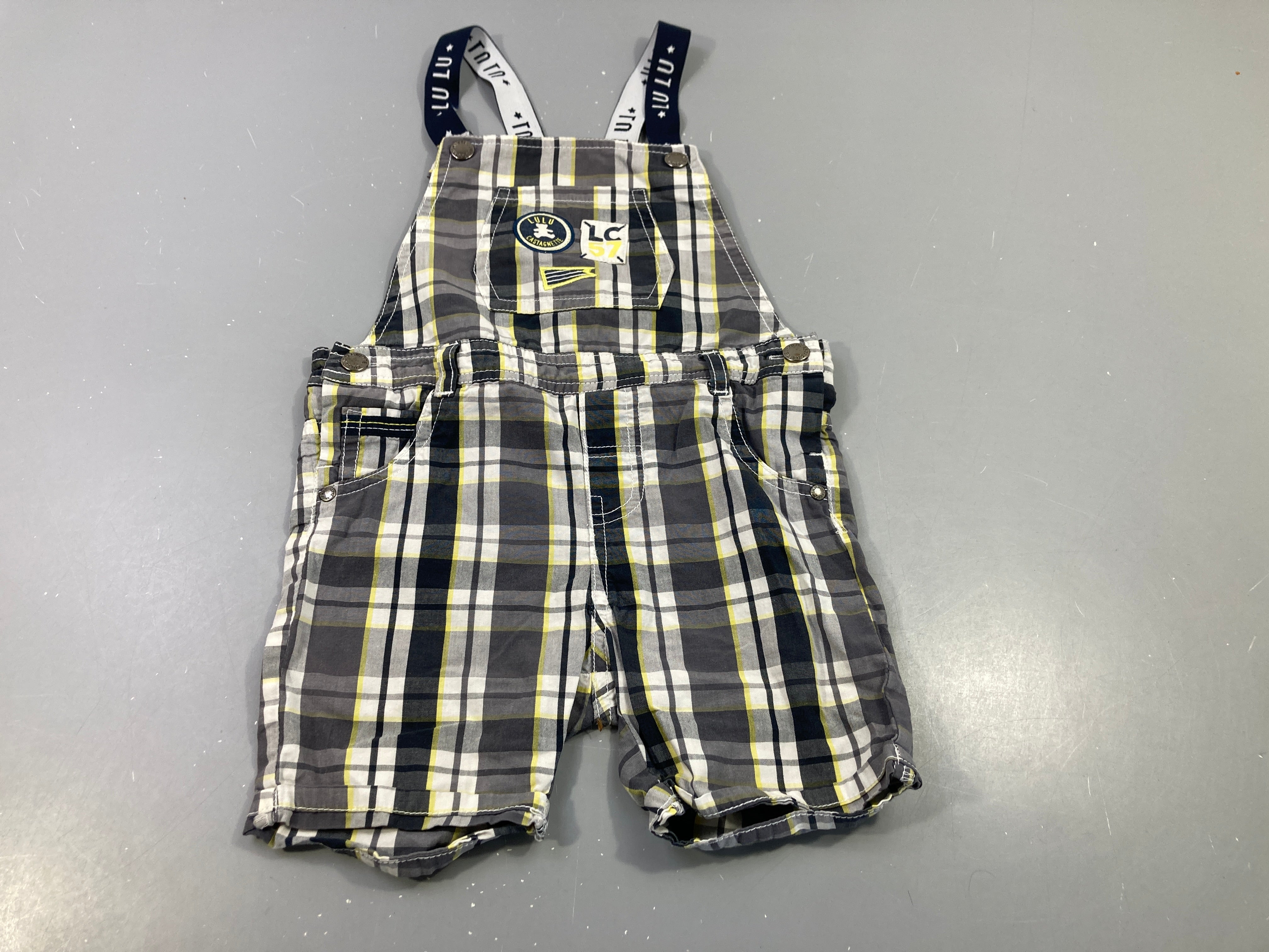 Salopette short à carreaux gris, blanc, jaune ,  bretelles bleu marine, blanc 