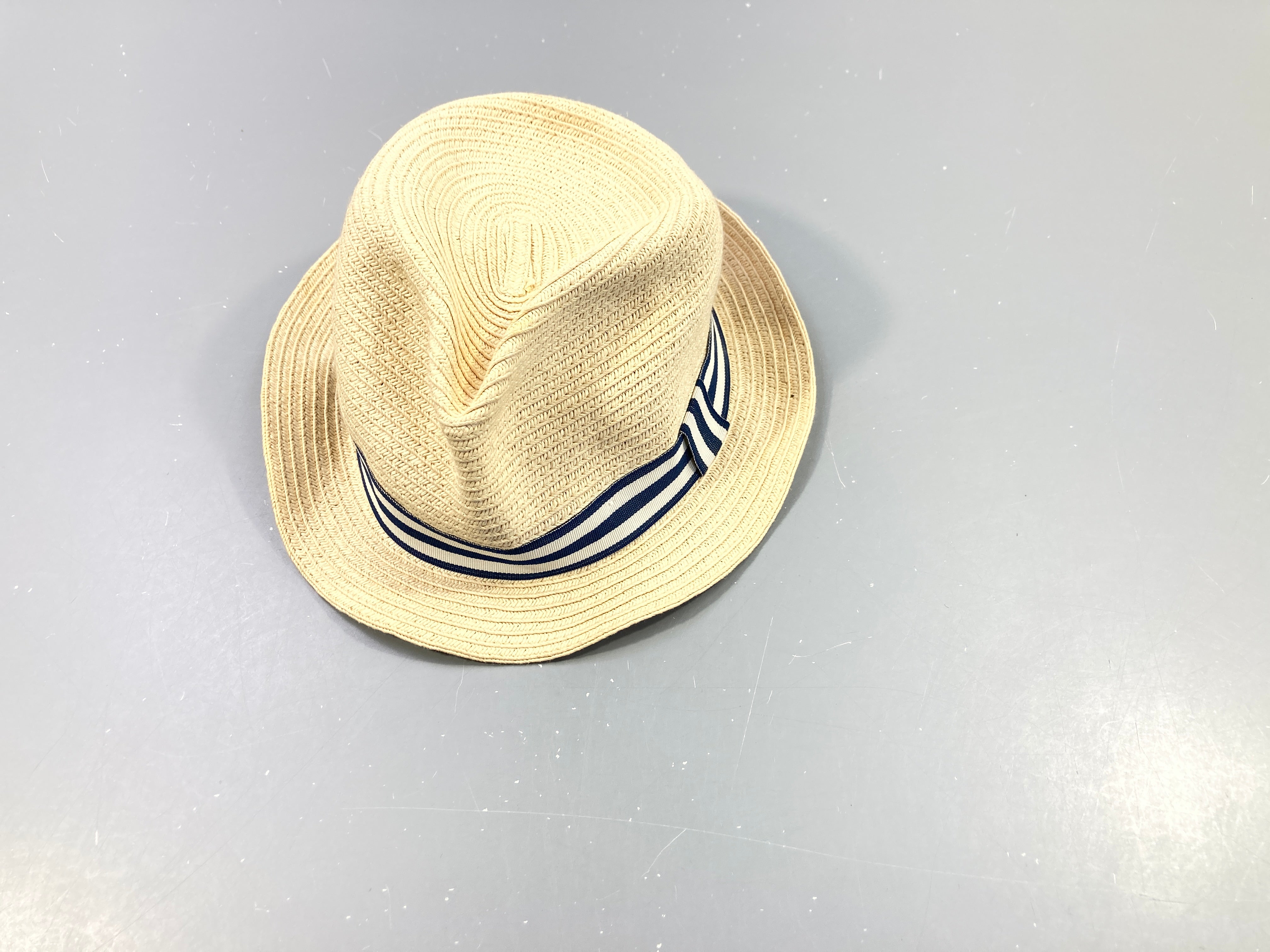 Chapeau effet paille, bande rayé bleu marine, blanc (80cm)