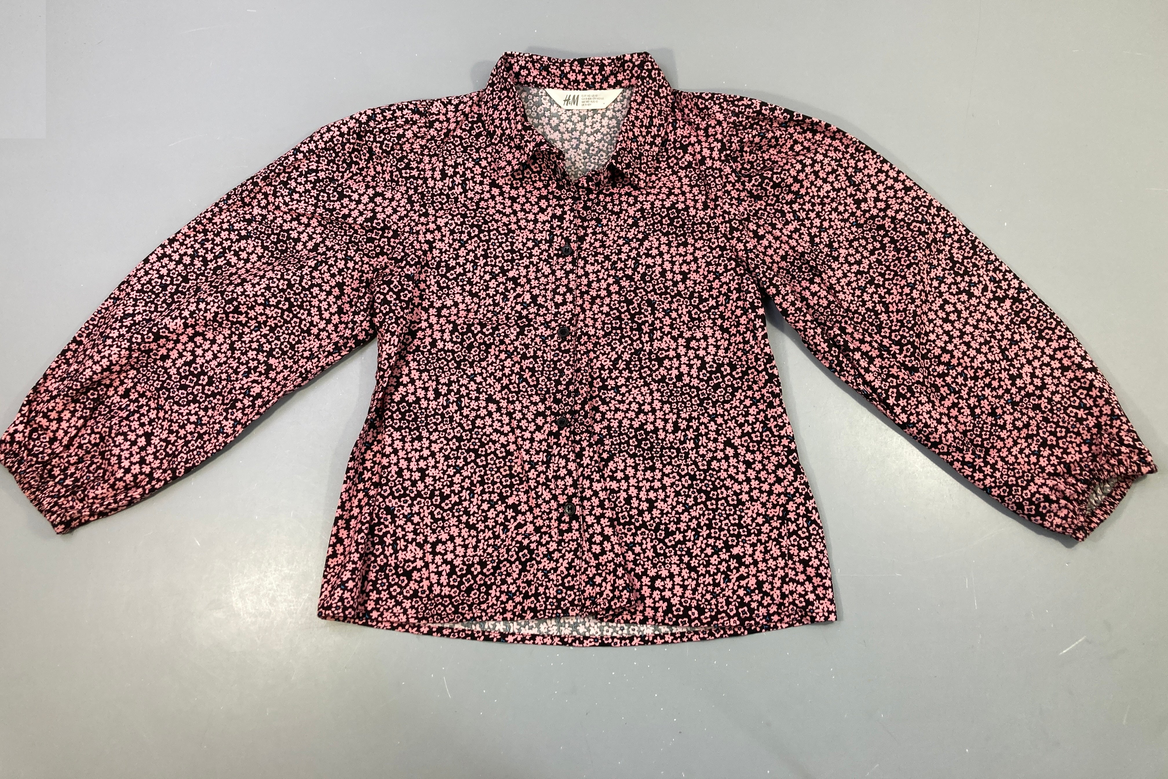Chemisier noir fleuri rose
