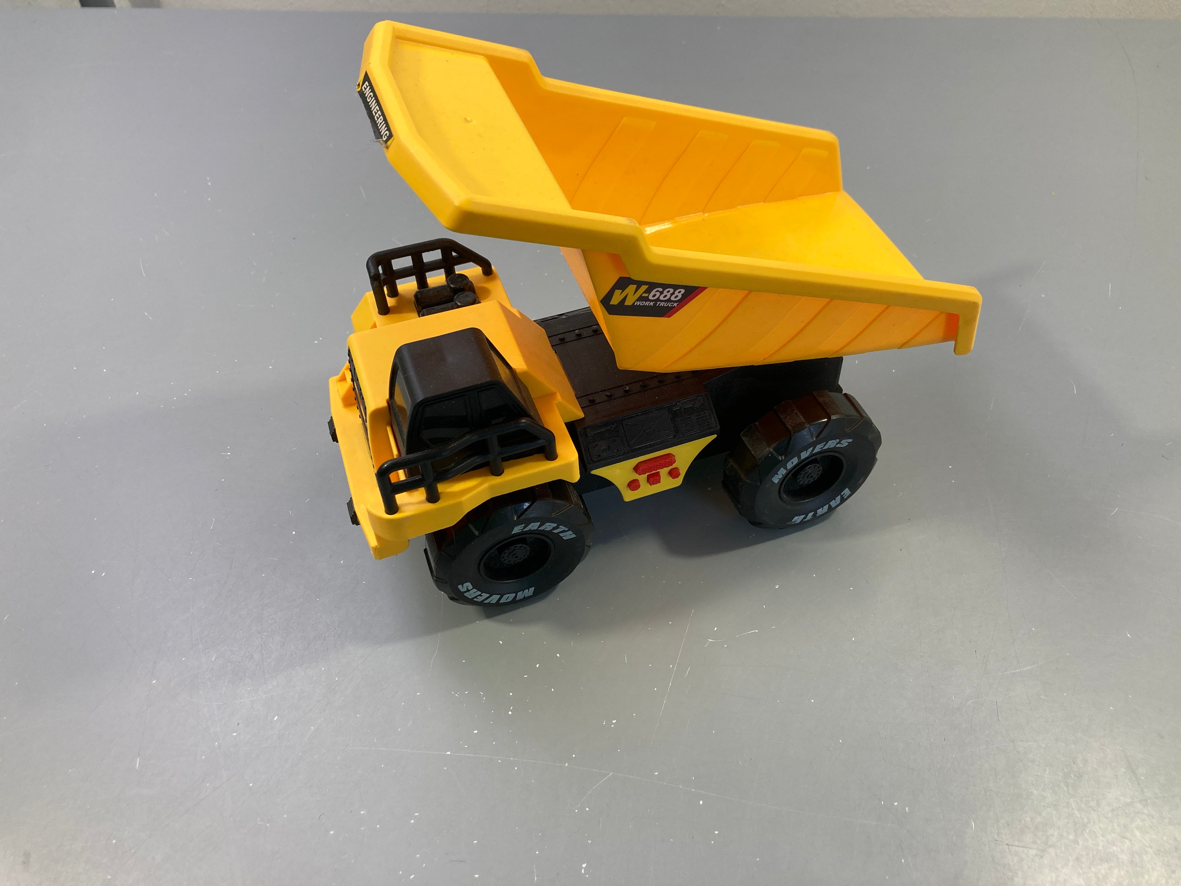 Camion benne plastique jaunenoir W-688 effets sonores et lumineux