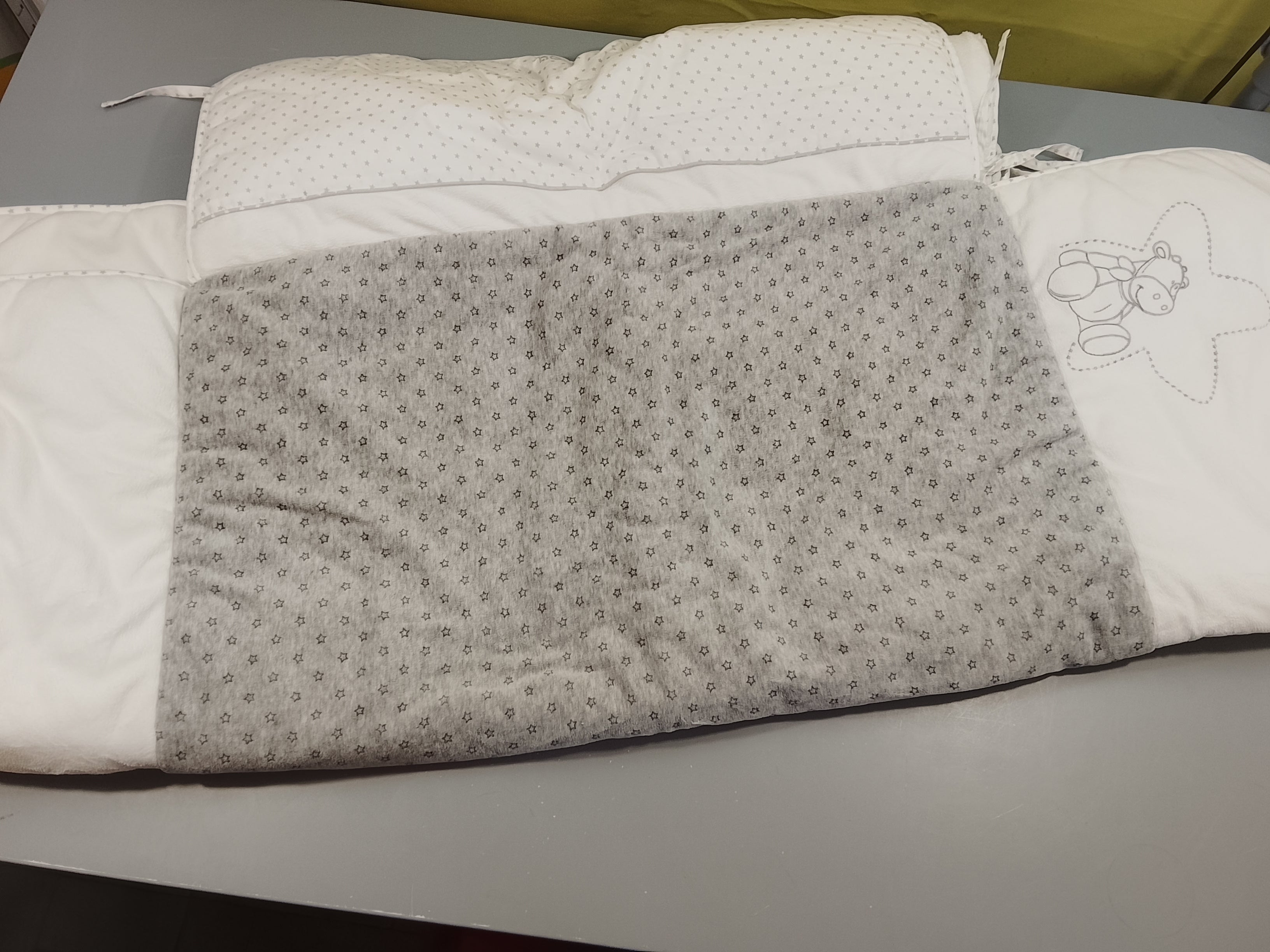 Tapis de parc gris et blanc  Babou&Kendi  , colletcion poudre d'étoiles