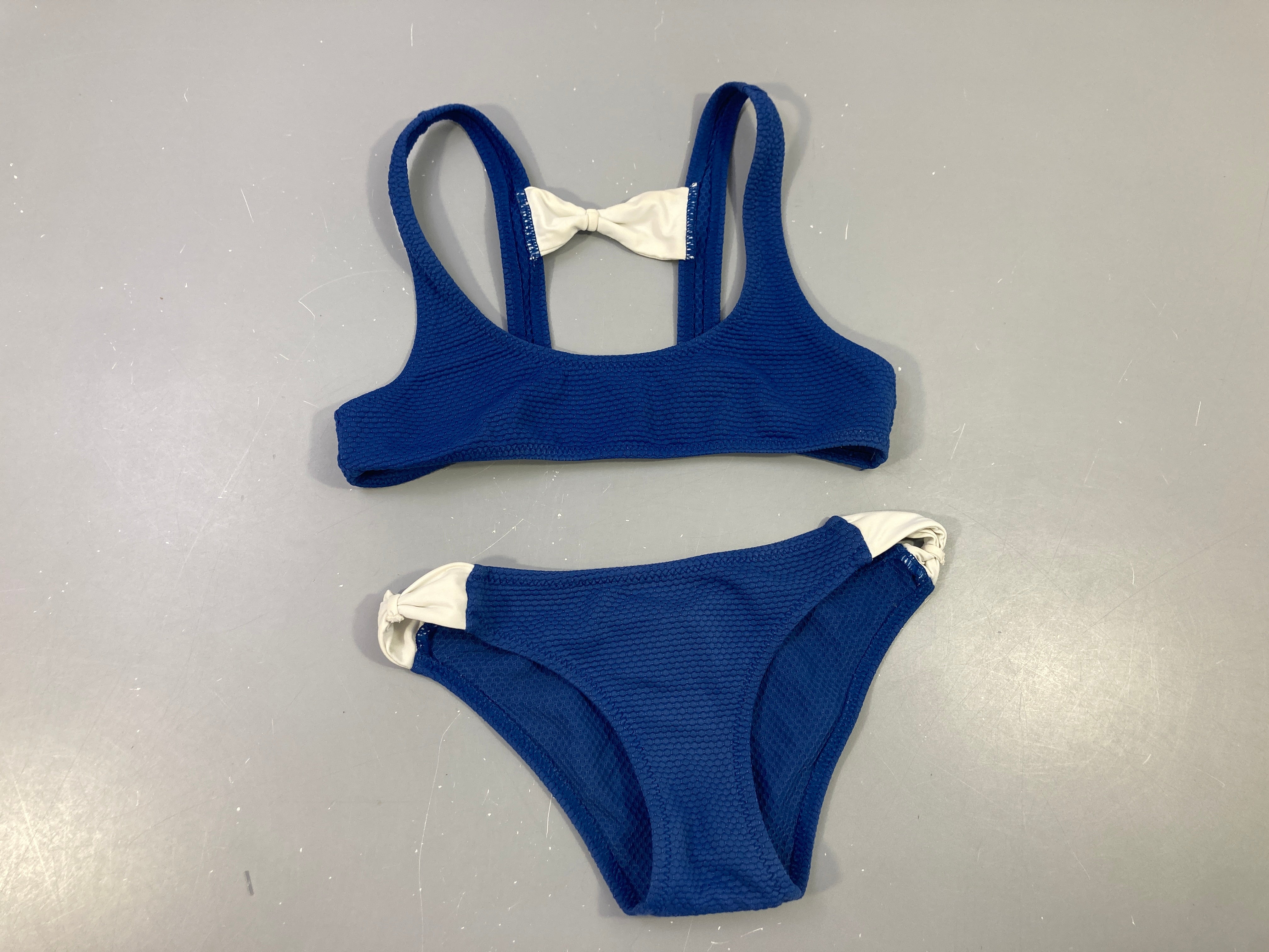 Bikini texturé bleu foncé-blanc Calzedonia Traces crème solaire intérieur
