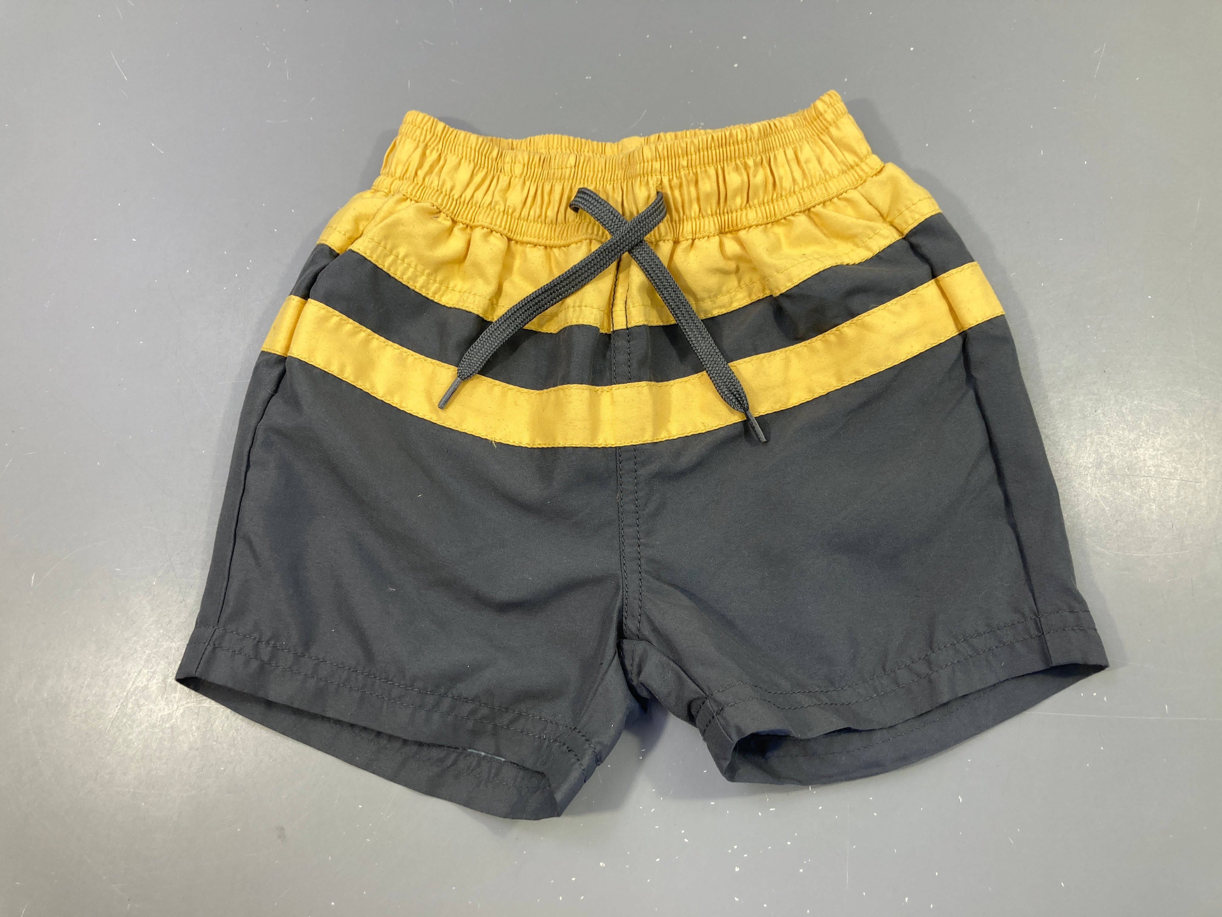 Maillot short gris rayé jaune