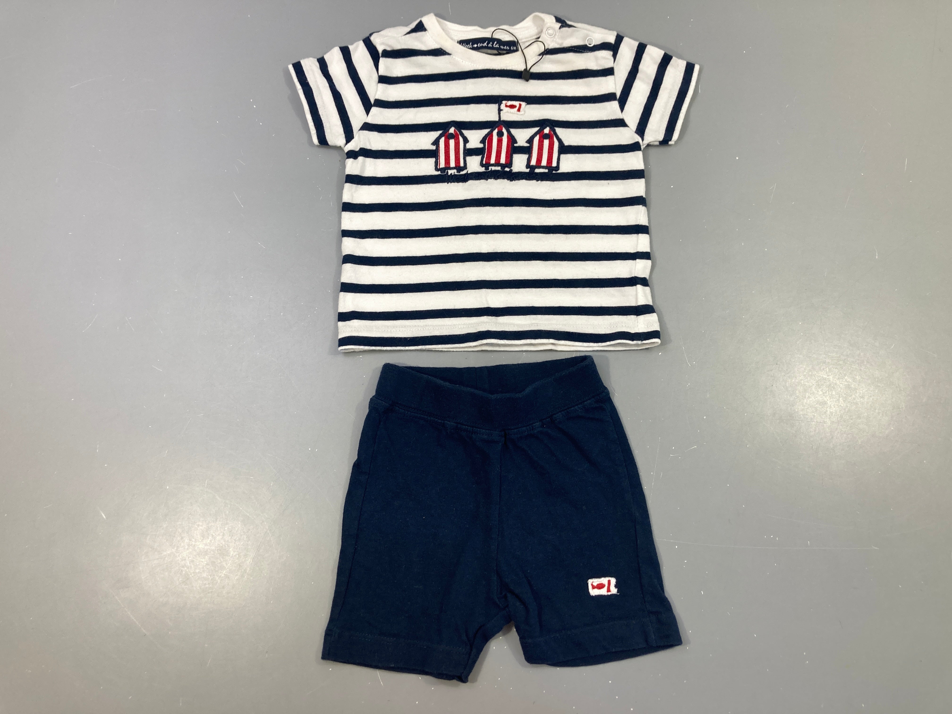 T-shirt m.c blanc rayé bleu foncé cabanons (col légère auréole) + Short jersey bleu foncé