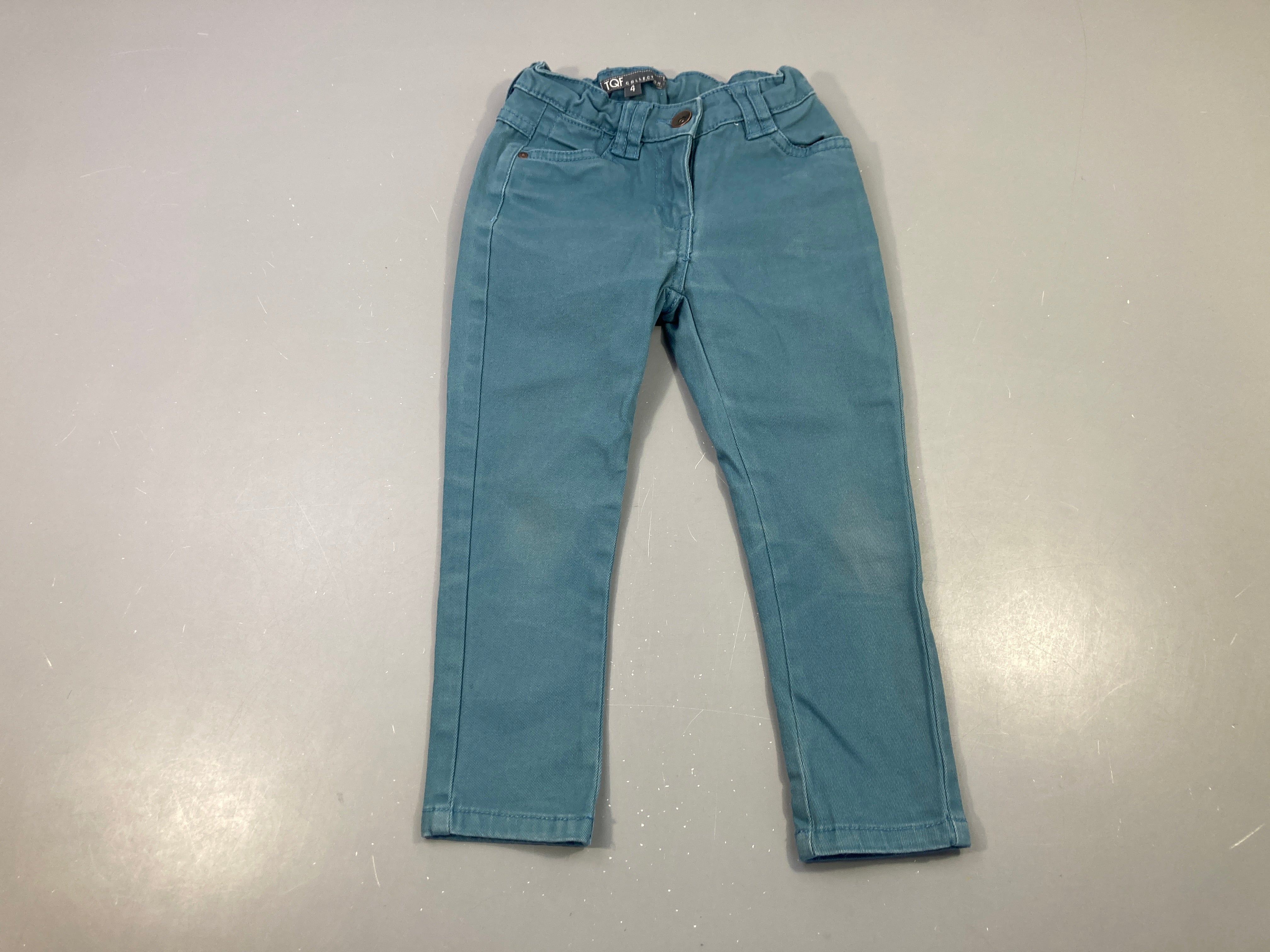 Pantalon vert bleurté un peu délavé