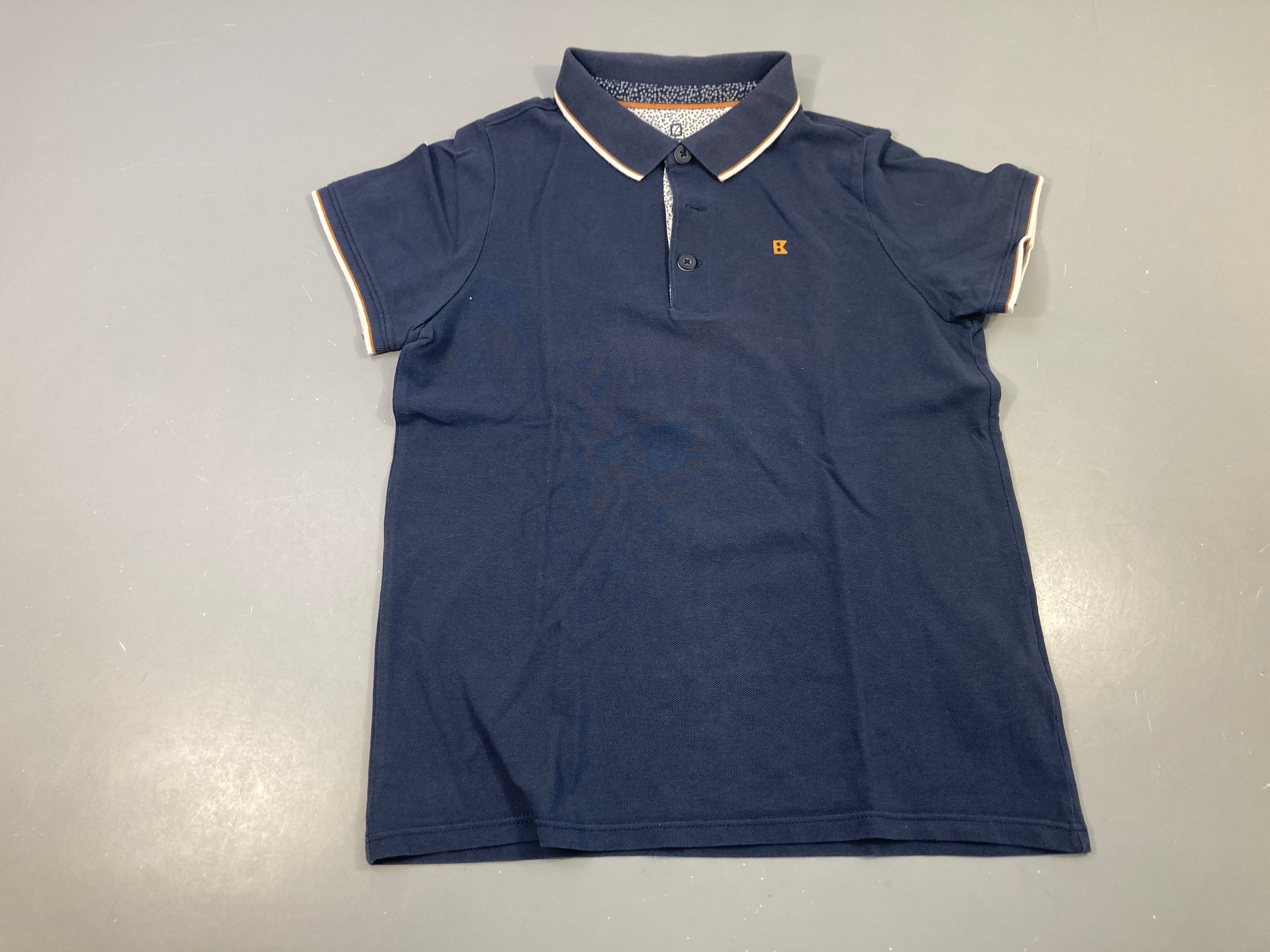Polo m.c bleu foncé col bords blanc-ocre