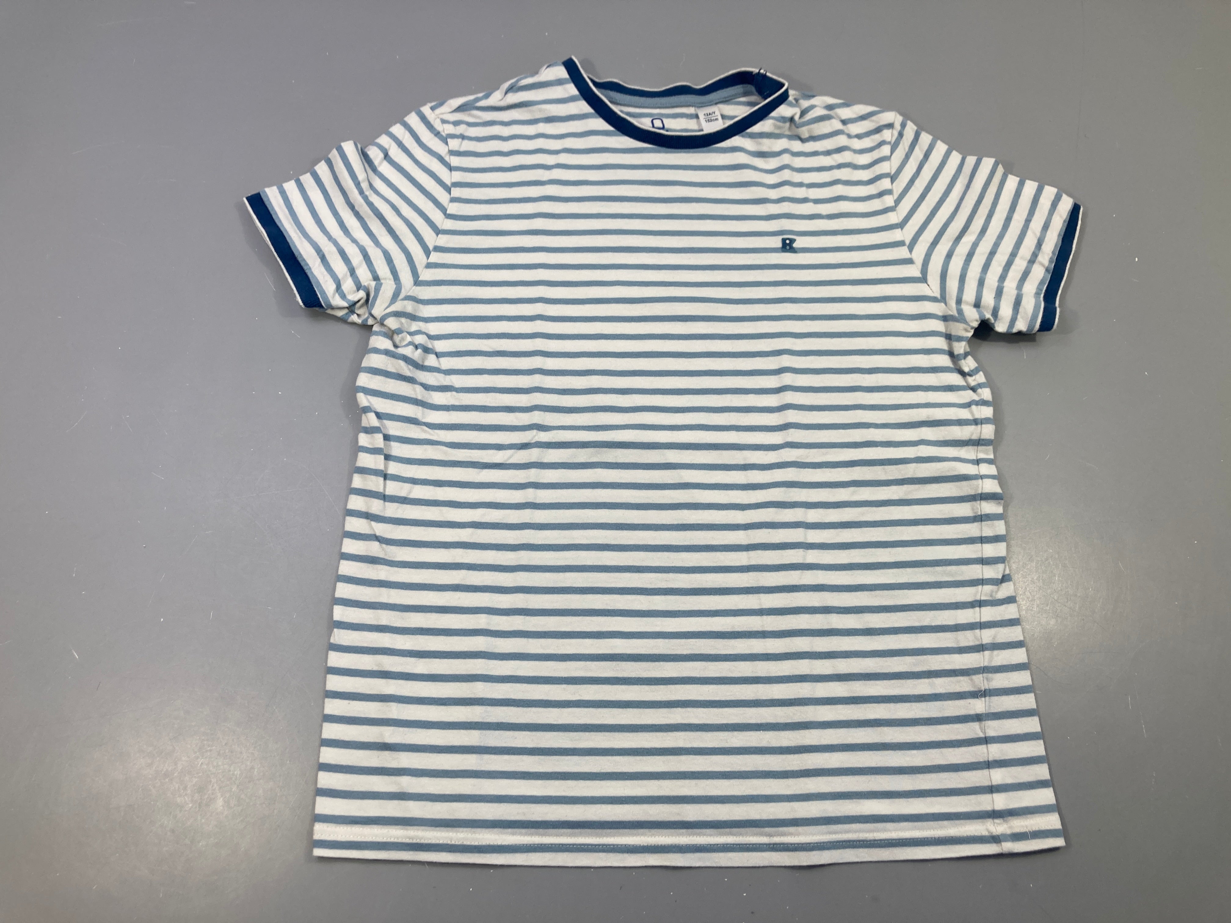 T-shirt m.c blanc rayé bleu clair légèrement bouloché et Floc abimé