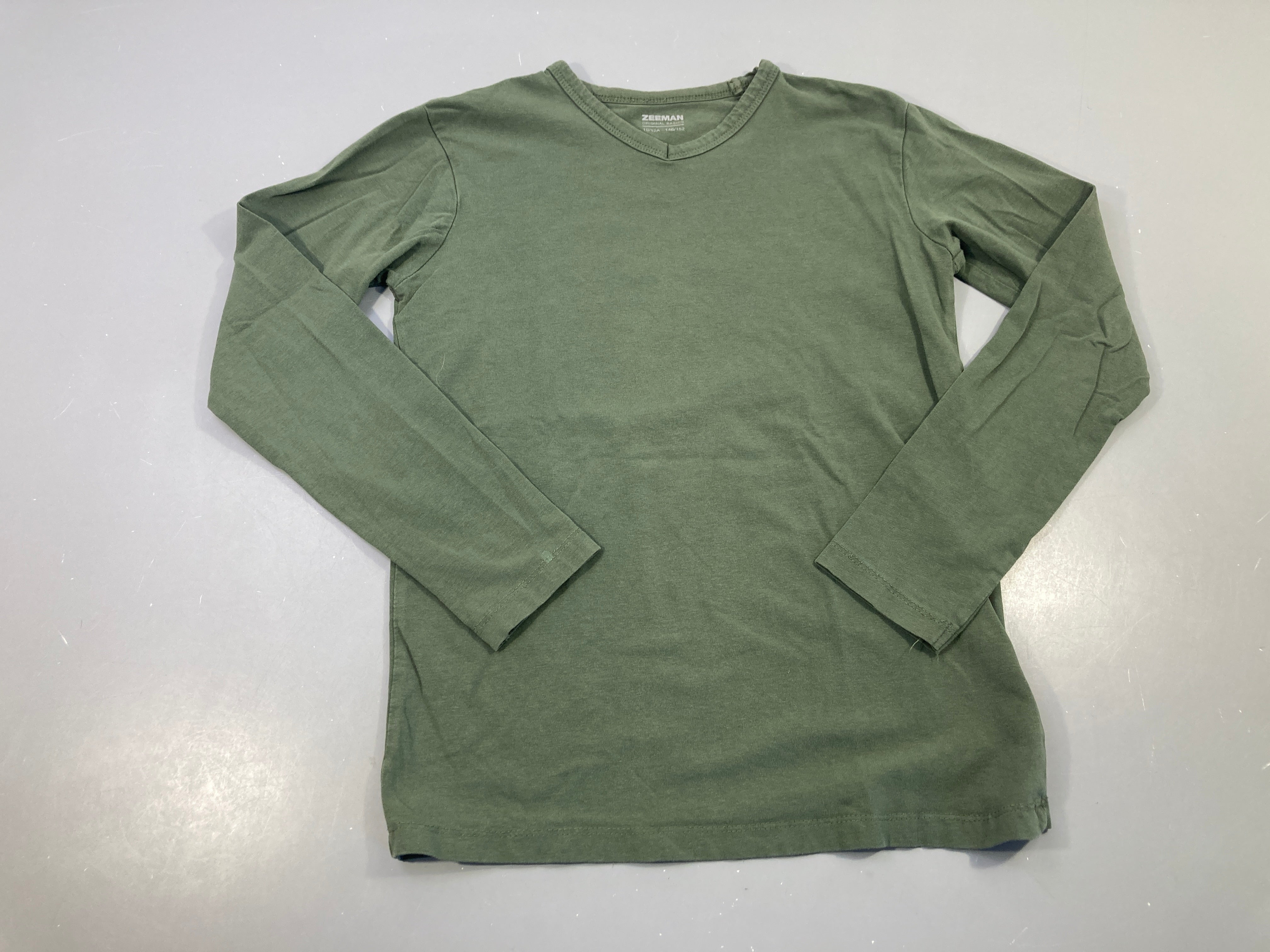 T-shirt m.l vert col V Petite tache manche