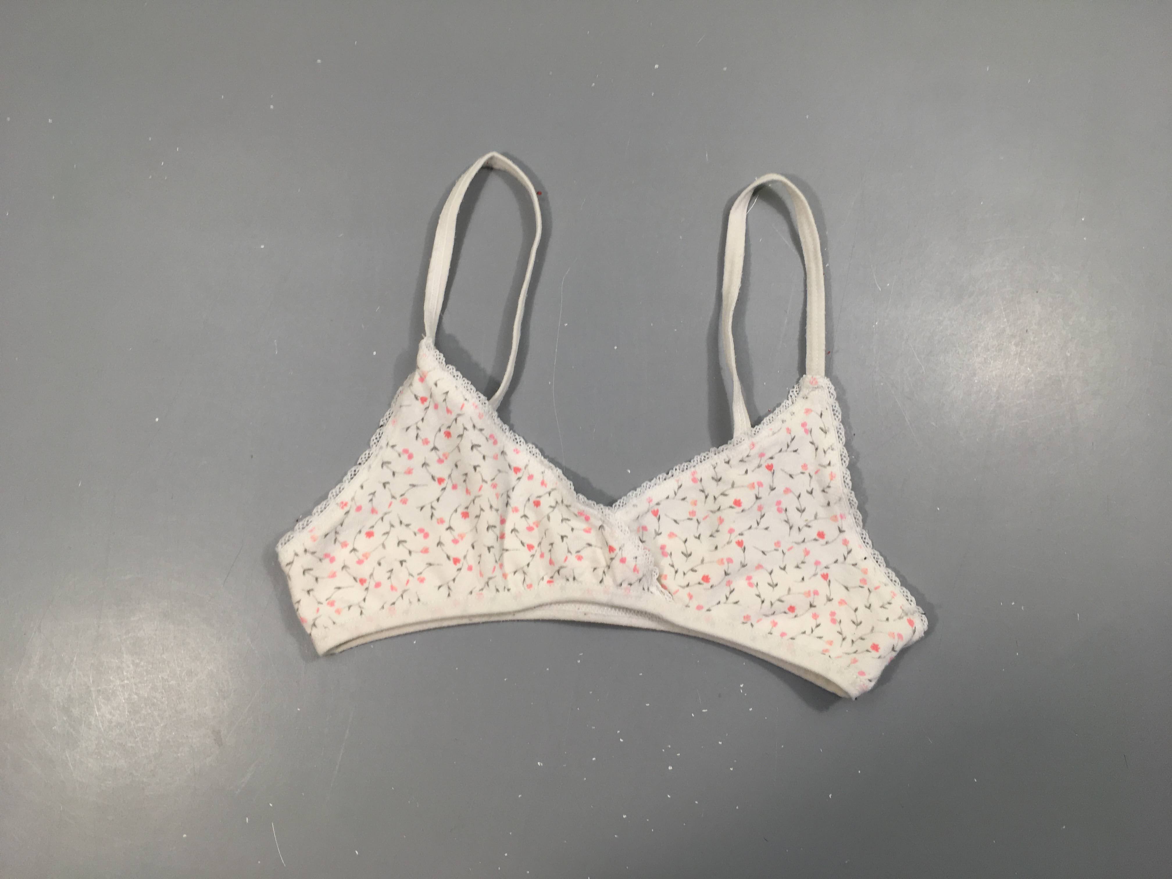 Brassière blanche fleurie Taille estimée