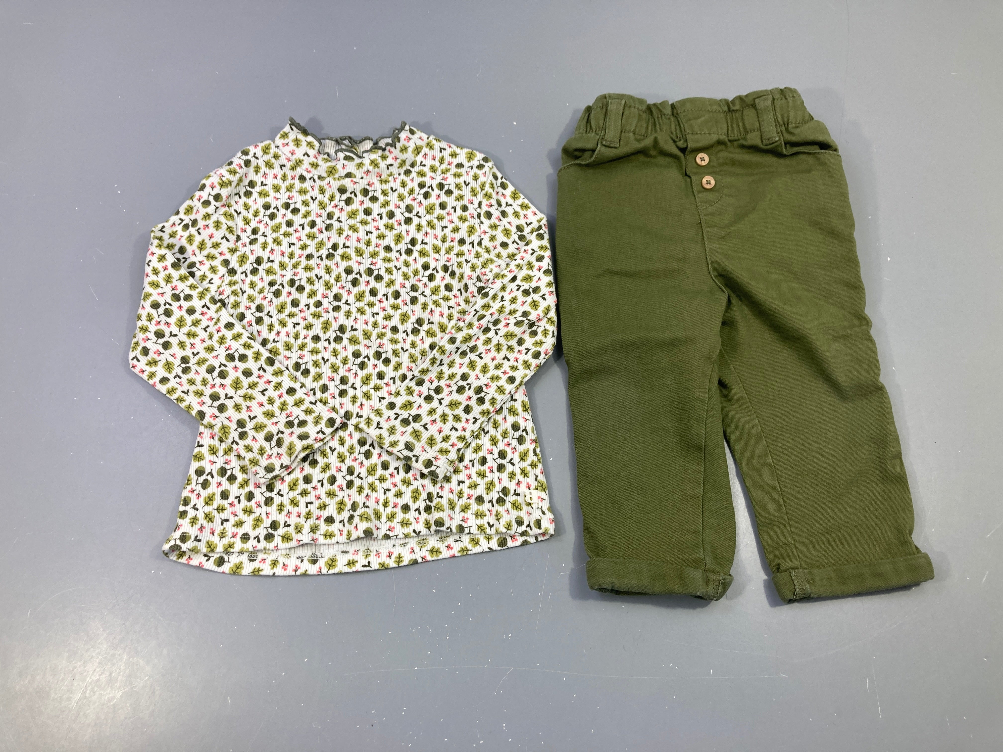 T-shirt m.l col montant côtelé blanc feuillage vert + Pantalon à revers