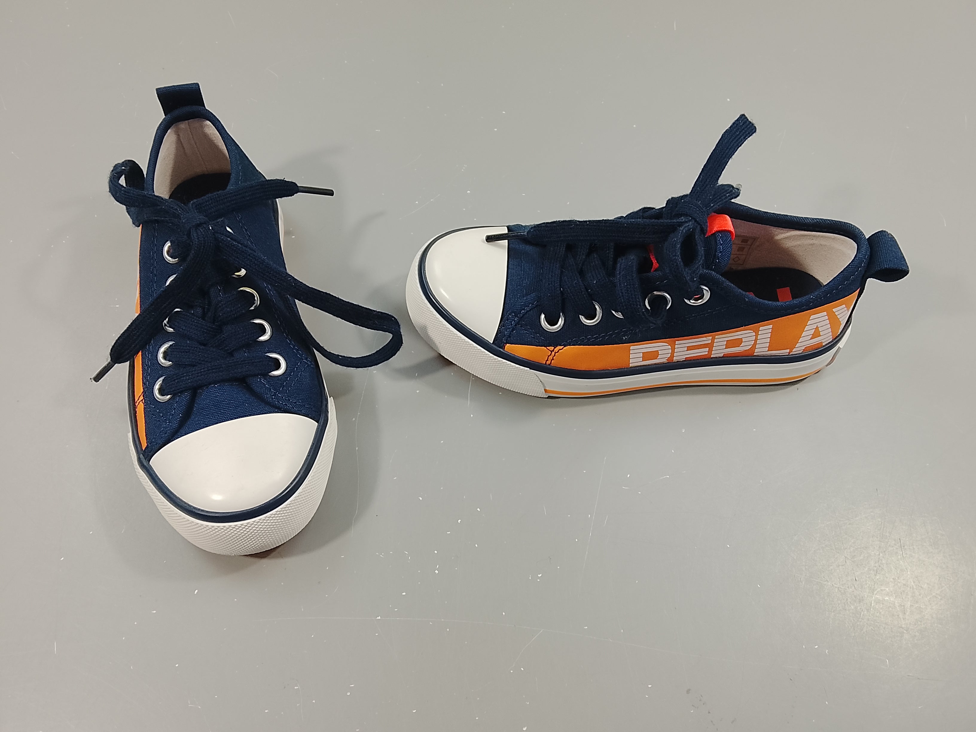 Baskets en toiles bleu marine, orange, blanc 