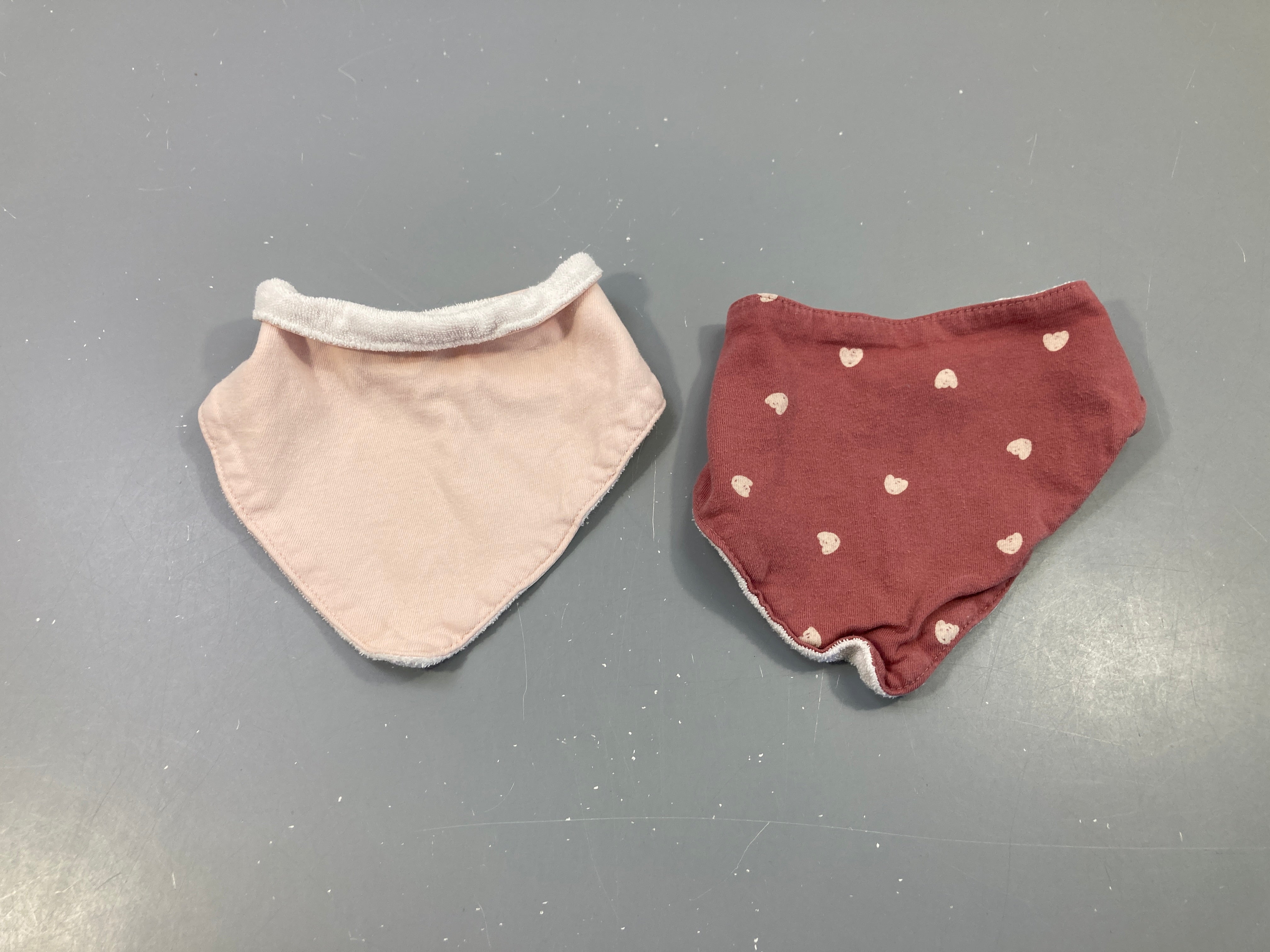 Lot de 2 bavoirs bandana rose/rose foncé, légèrement bouloché