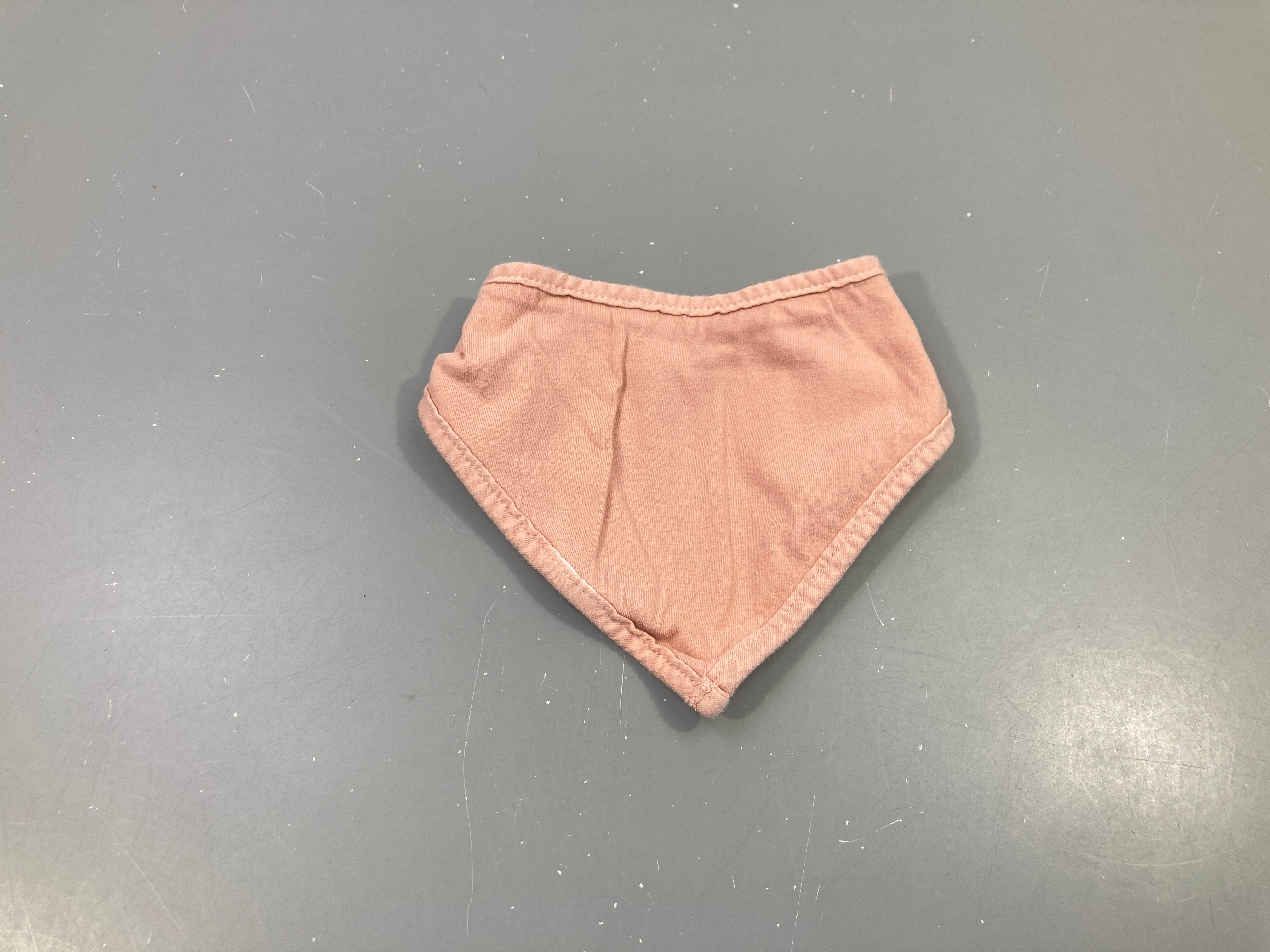 Bavoir bandana jersey rose, légèrement bouloché