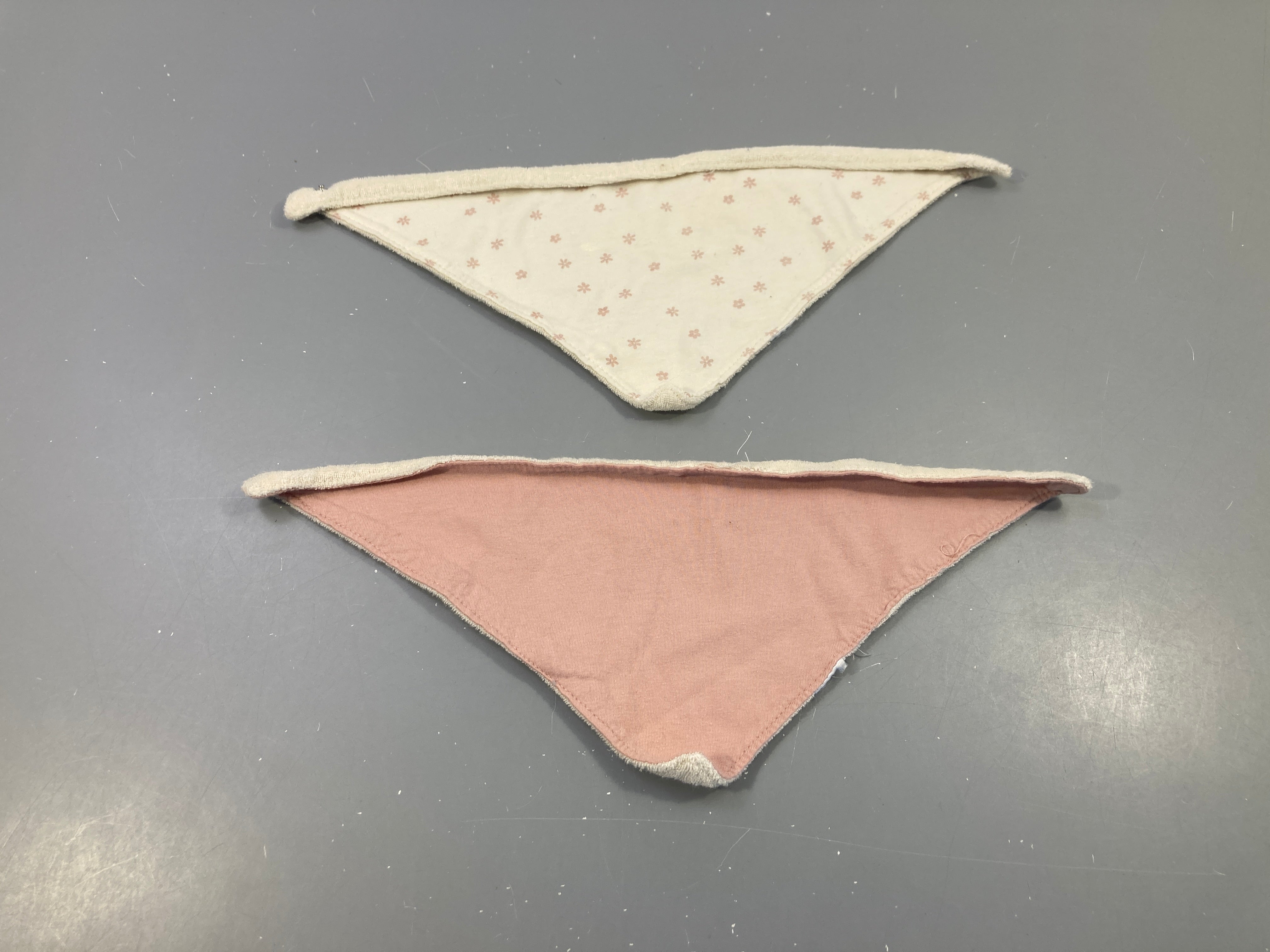 Lot de 2 bavoirs bandana rose/blanc fleuri, légèrement bouloché