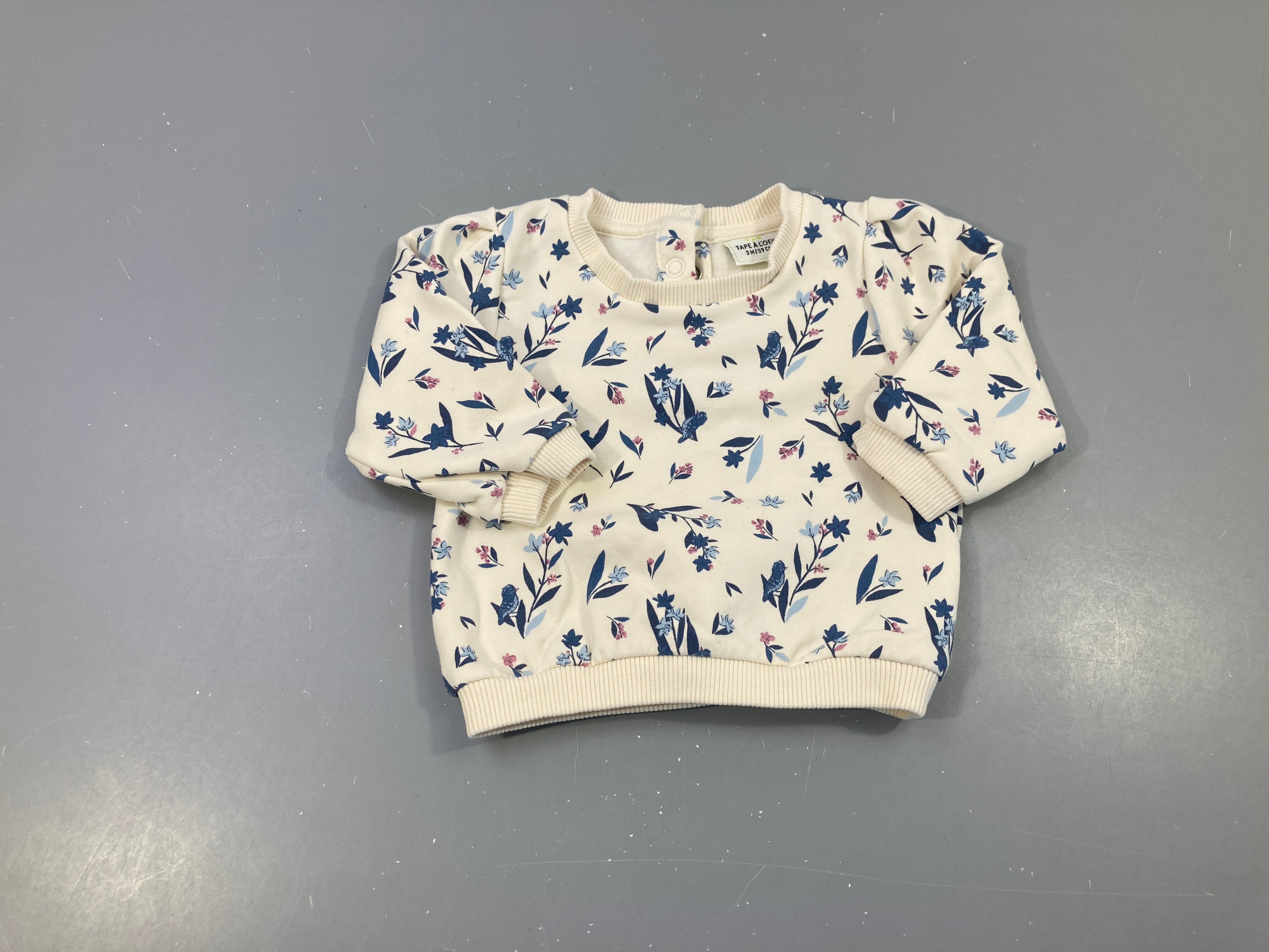 Sweat écru fleurs bleues