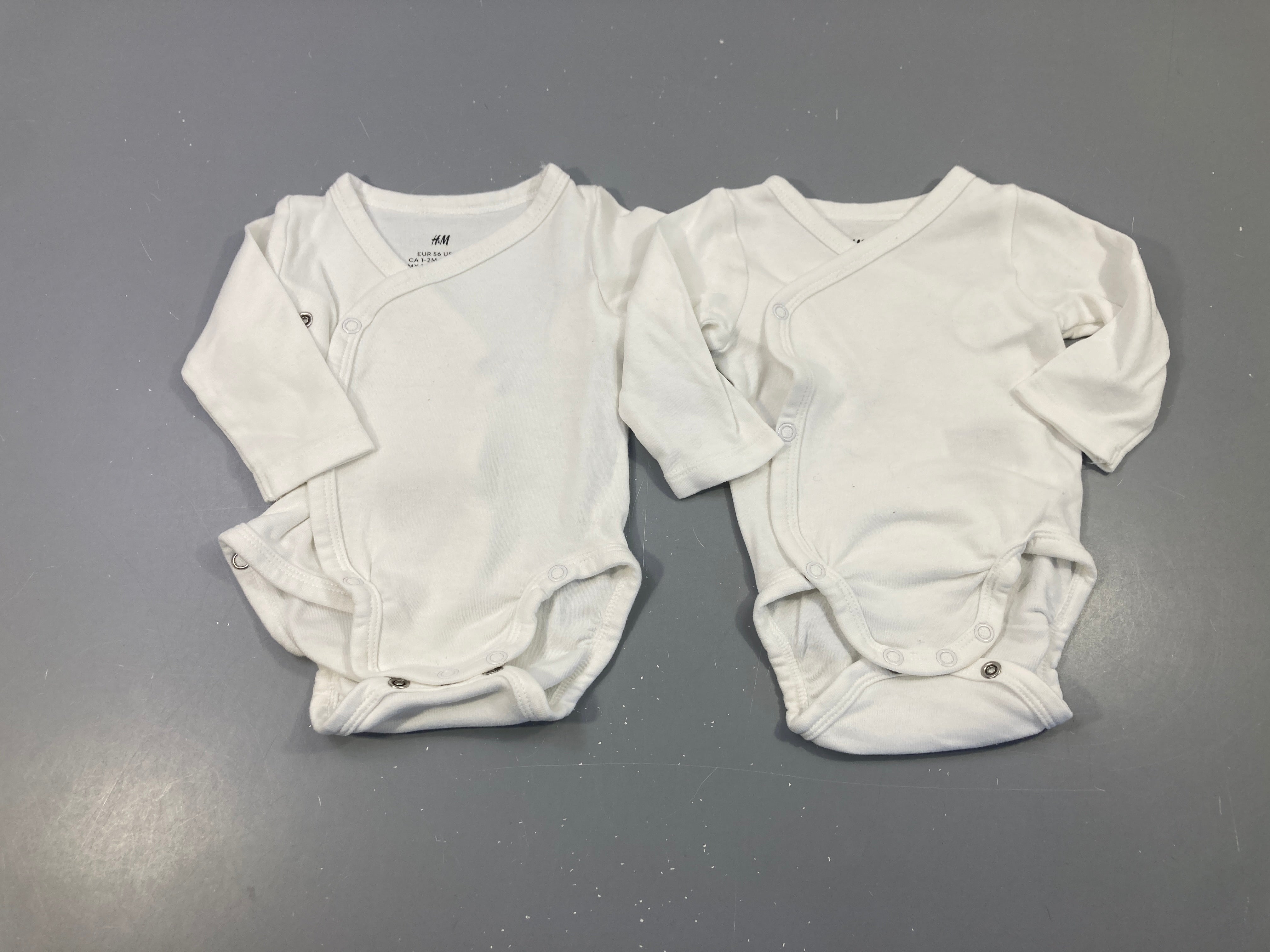 Lot de 2 bodies m.l blanc croisé sur le devant