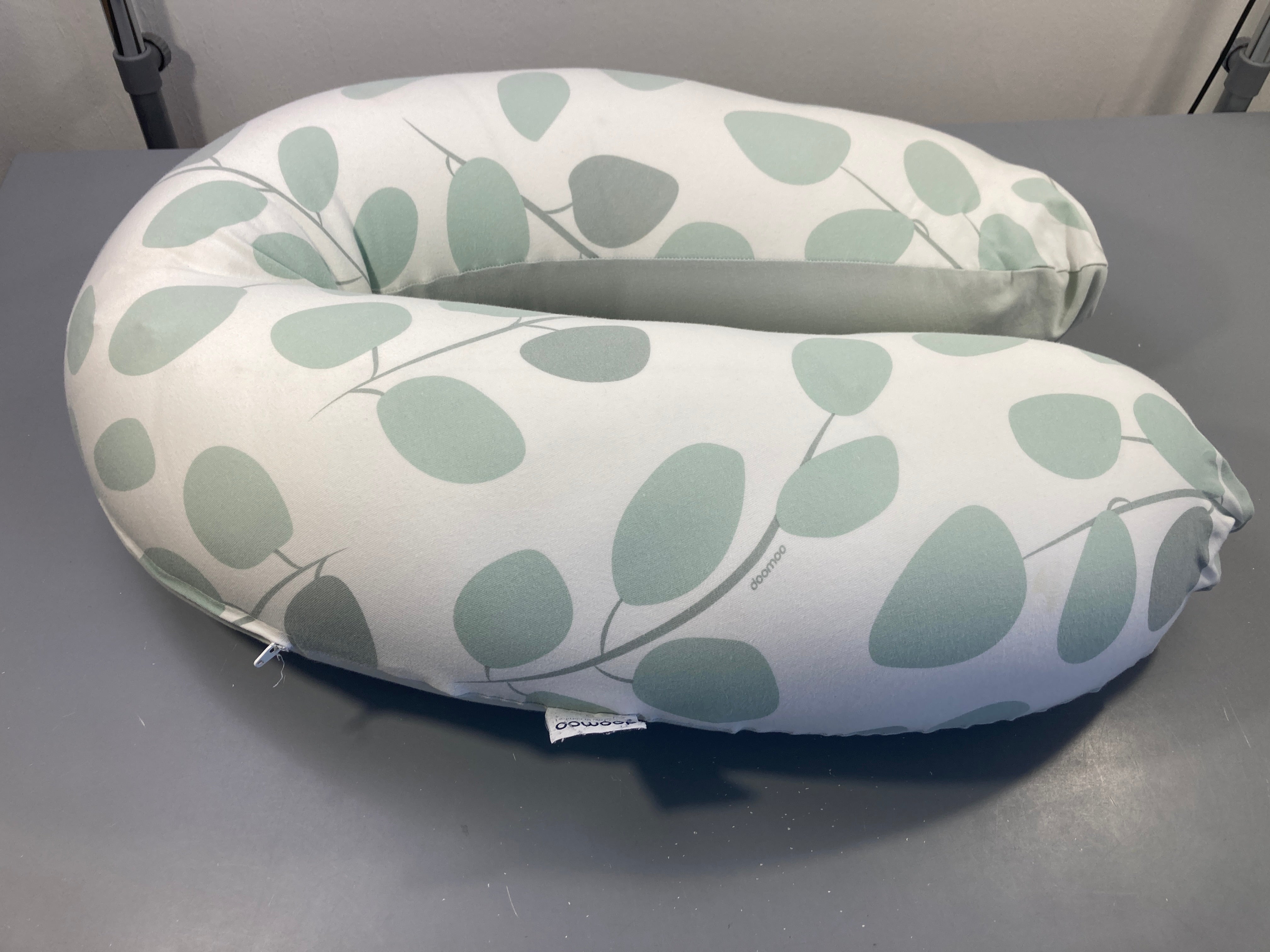 Coussin d'allaitement blanc feuillage, quelques auréoles (propre)