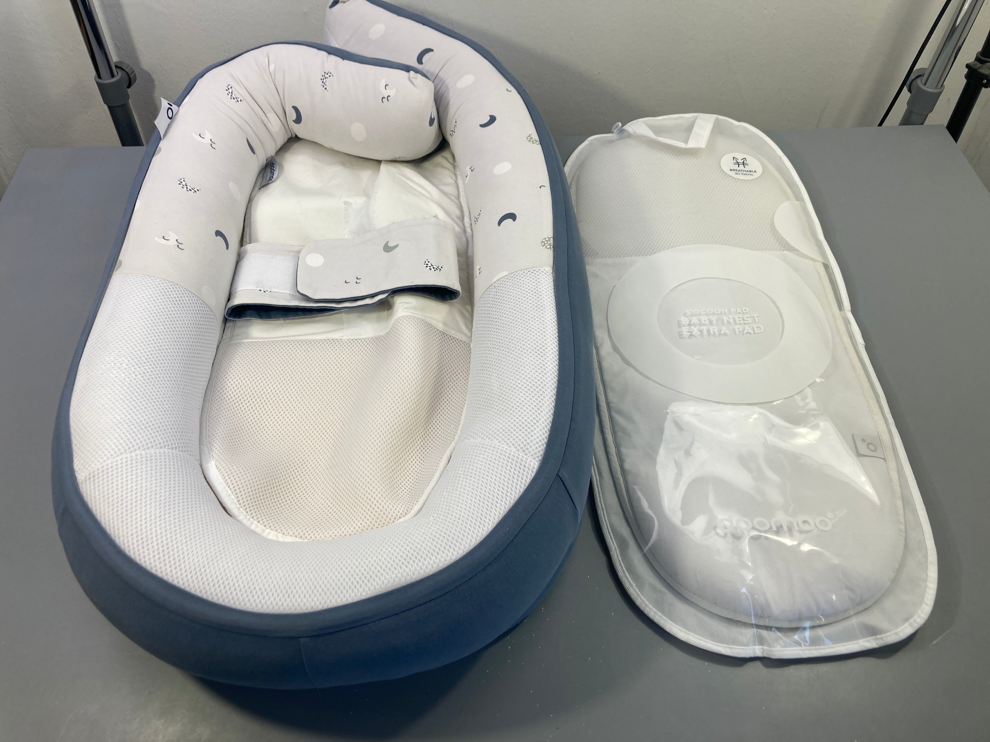 Cocoon doomoo blanc/bleu lunes, légères auréoles + extra pad