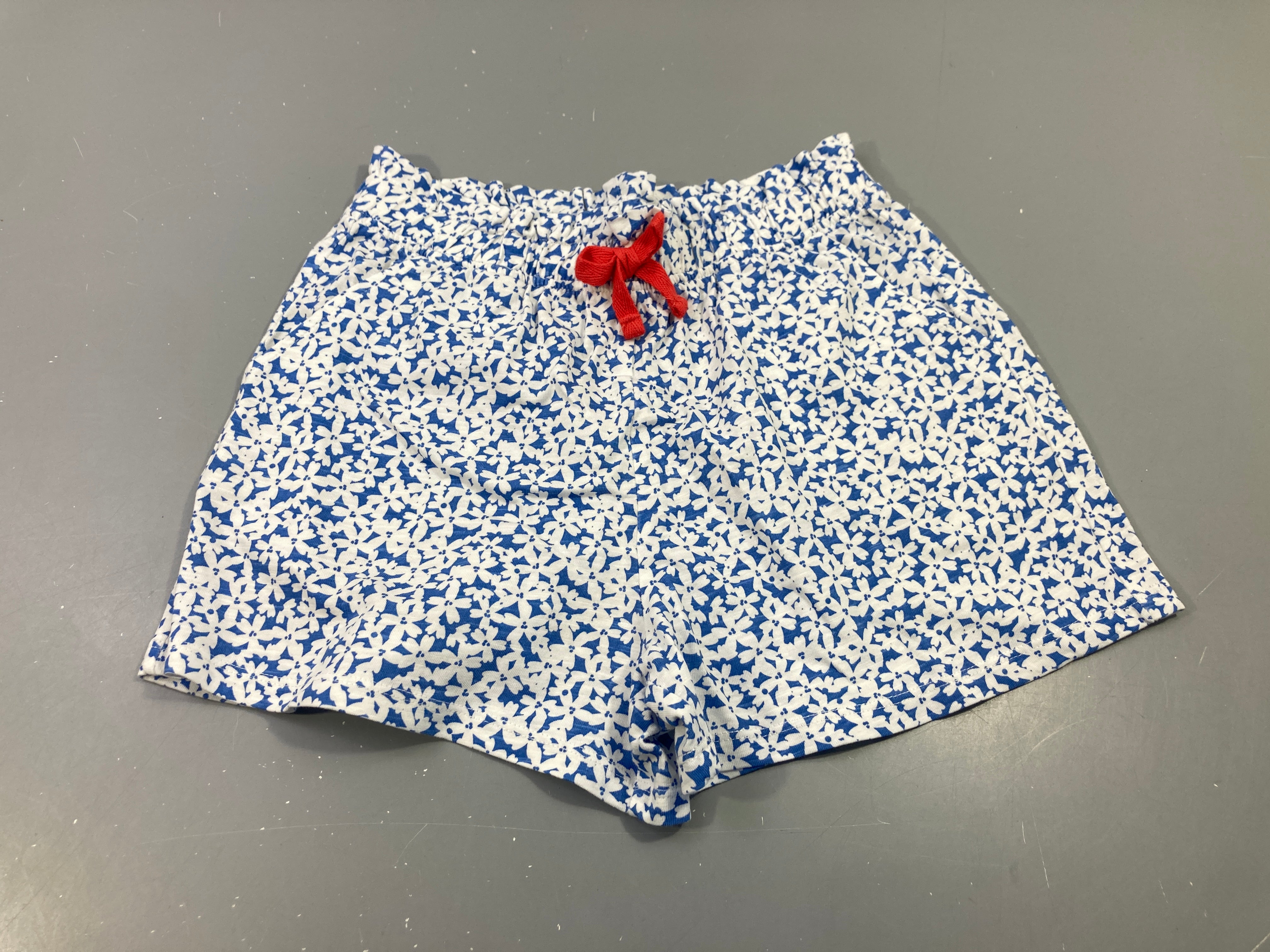 Short bleu fleurs blanches