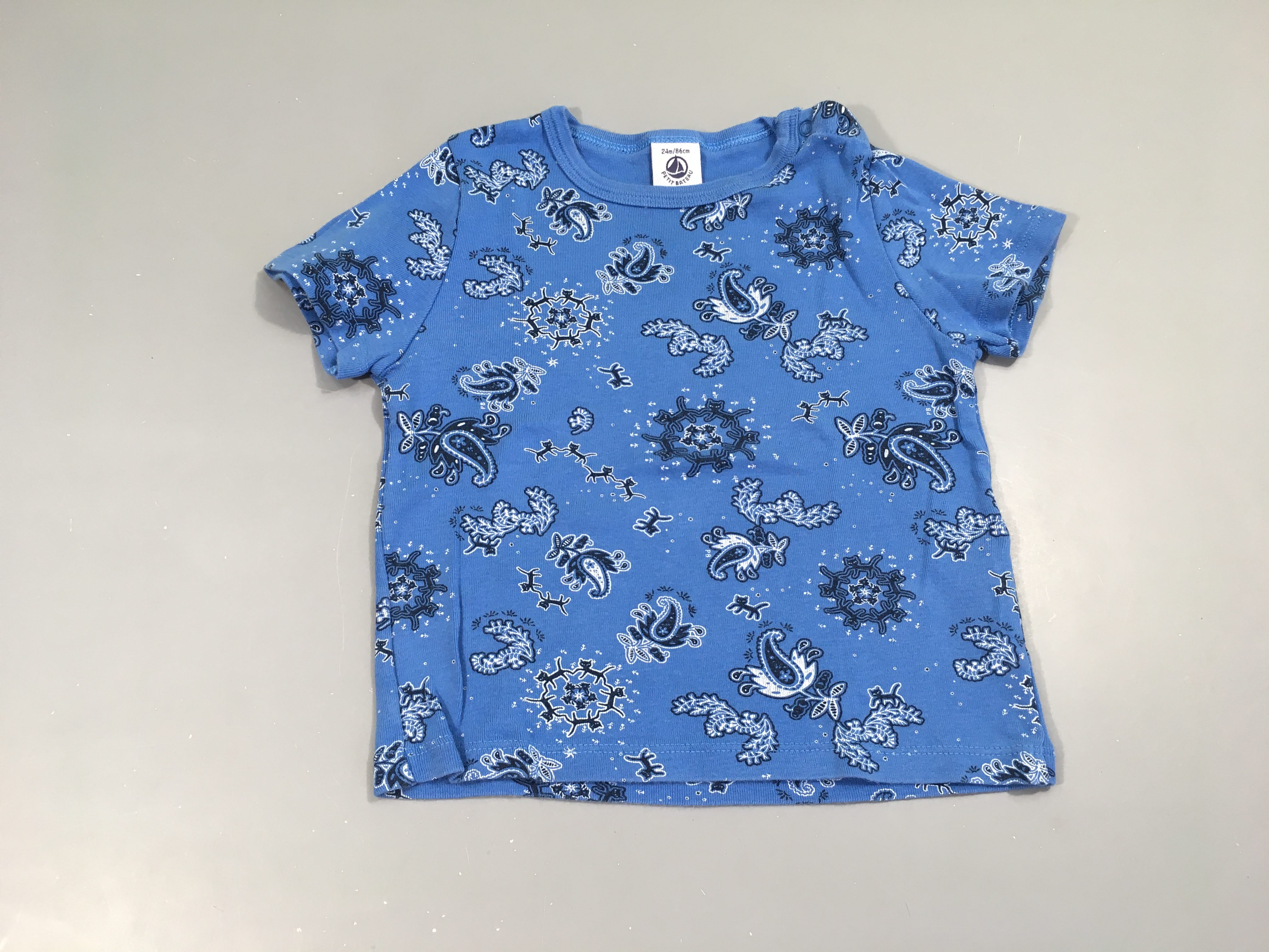 T-shirt m.c bleu motifs légèrement bouloché