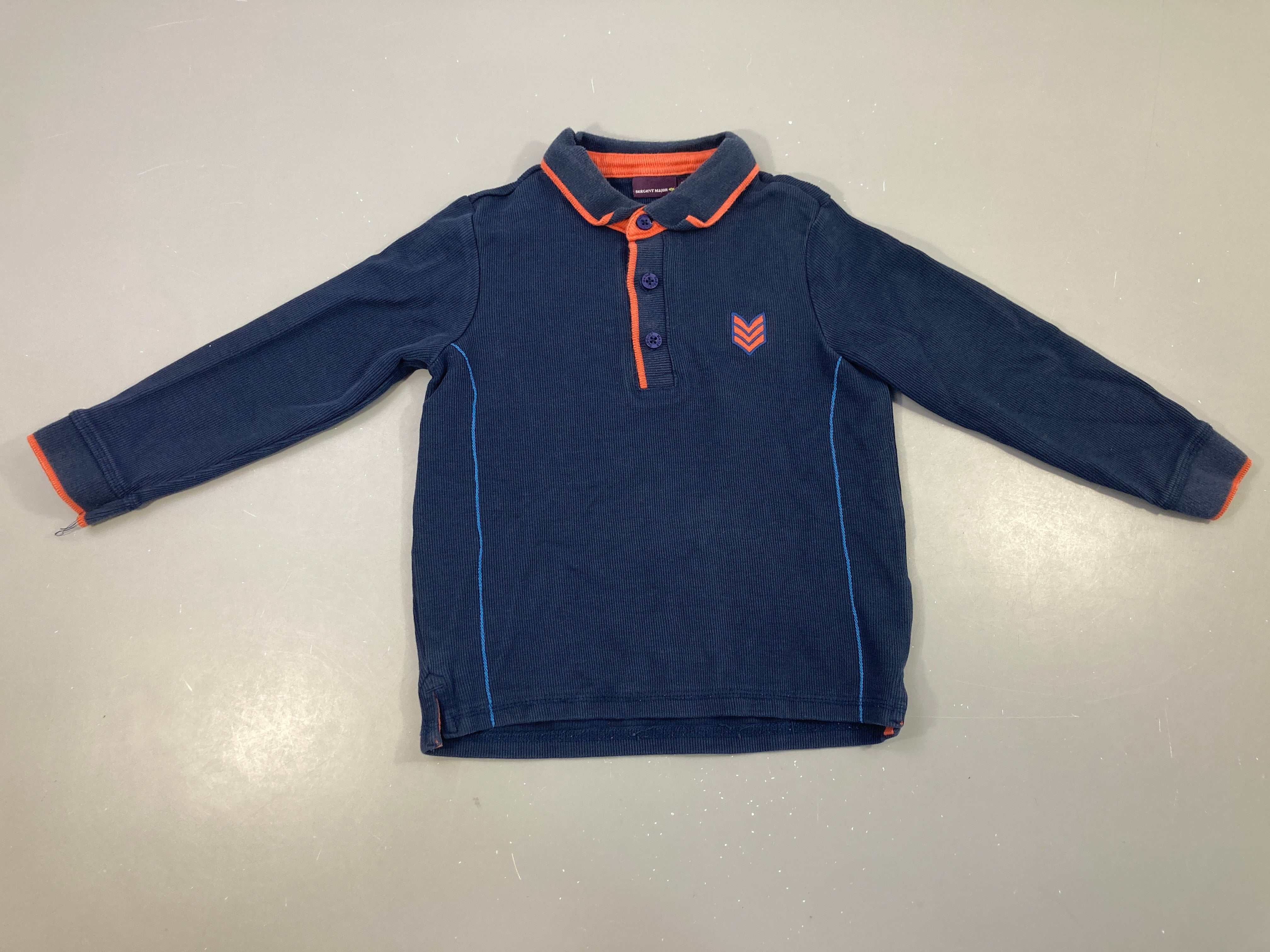 Polo côtelé bleu foncé bords orangés