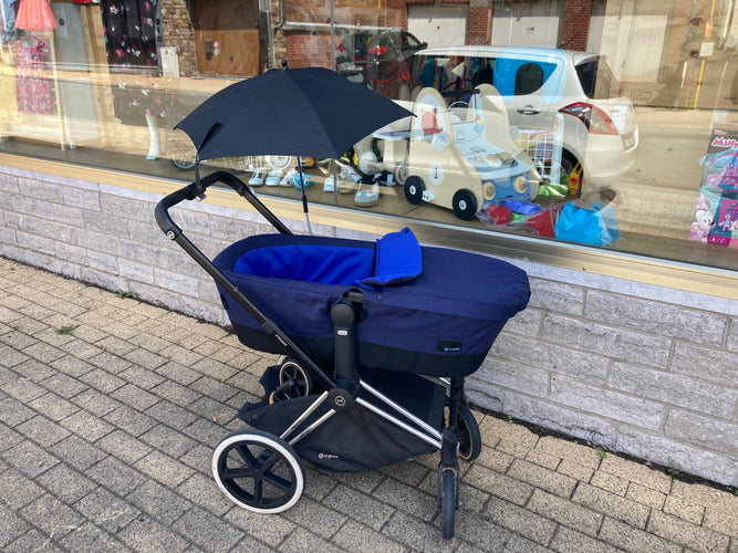 Bon état génréral-Poussette bleu-noir Cybex "Priam 3" (2019-2021) avec Nacelle + Assise + Chancelière Cybex platinum + Habillage de pluie + Ombrelle (avec deux accessoires neufs plastique de remplacement) + Planche à roulettes, moins cher chez Petit Kiwi