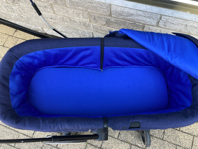 Bon état génréral-Poussette bleu-noir Cybex "Priam 3" (2019-2021) avec Nacelle + Assise + Chancelière Cybex platinum + Habillage de pluie + Ombrelle (avec deux accessoires neufs plastique de remplacement) + Planche à roulettes, moins cher chez Petit Kiwi