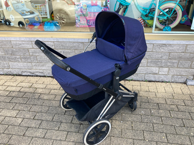 Bon état génréral-Poussette bleu-noir Cybex "Priam 3" (2019-2021) avec Nacelle + Assise + Chancelière Cybex platinum + Habillage de pluie + Ombrelle (avec deux accessoires neufs plastique de remplacement) + Planche à roulettes, moins cher chez Petit Kiwi