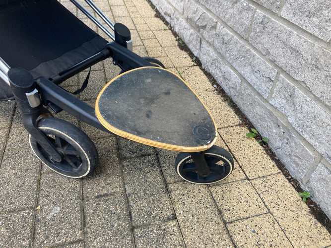 Bon état génréral-Poussette bleu-noir Cybex "Priam 3" (2019-2021) avec Nacelle + Assise + Chancelière Cybex platinum + Habillage de pluie + Ombrelle (avec deux accessoires neufs plastique de remplacement) + Planche à roulettes, moins cher chez Petit Kiwi